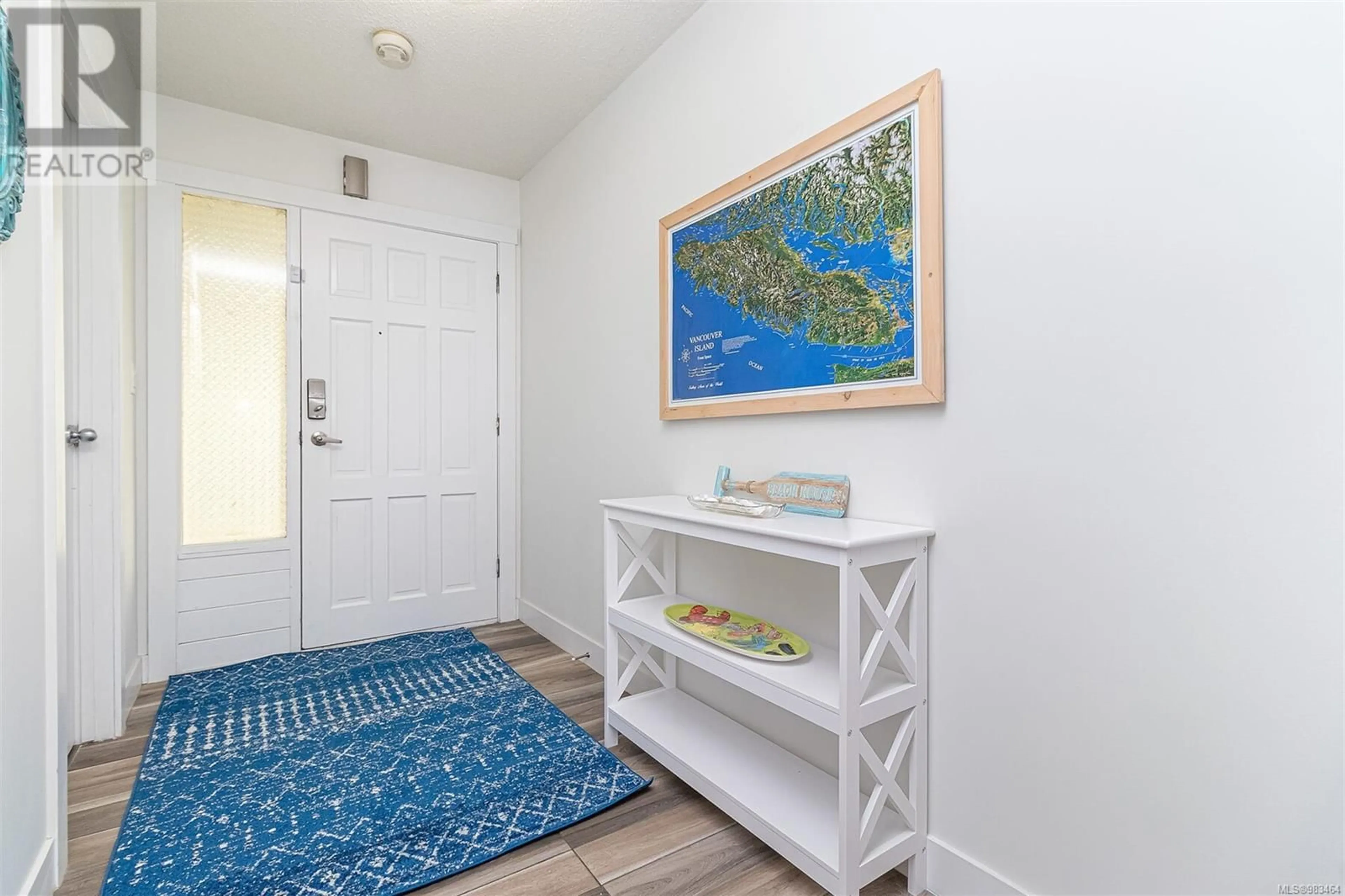 Indoor entryway for 5545 Island Hwy, Qualicum Beach British Columbia V9K2C8