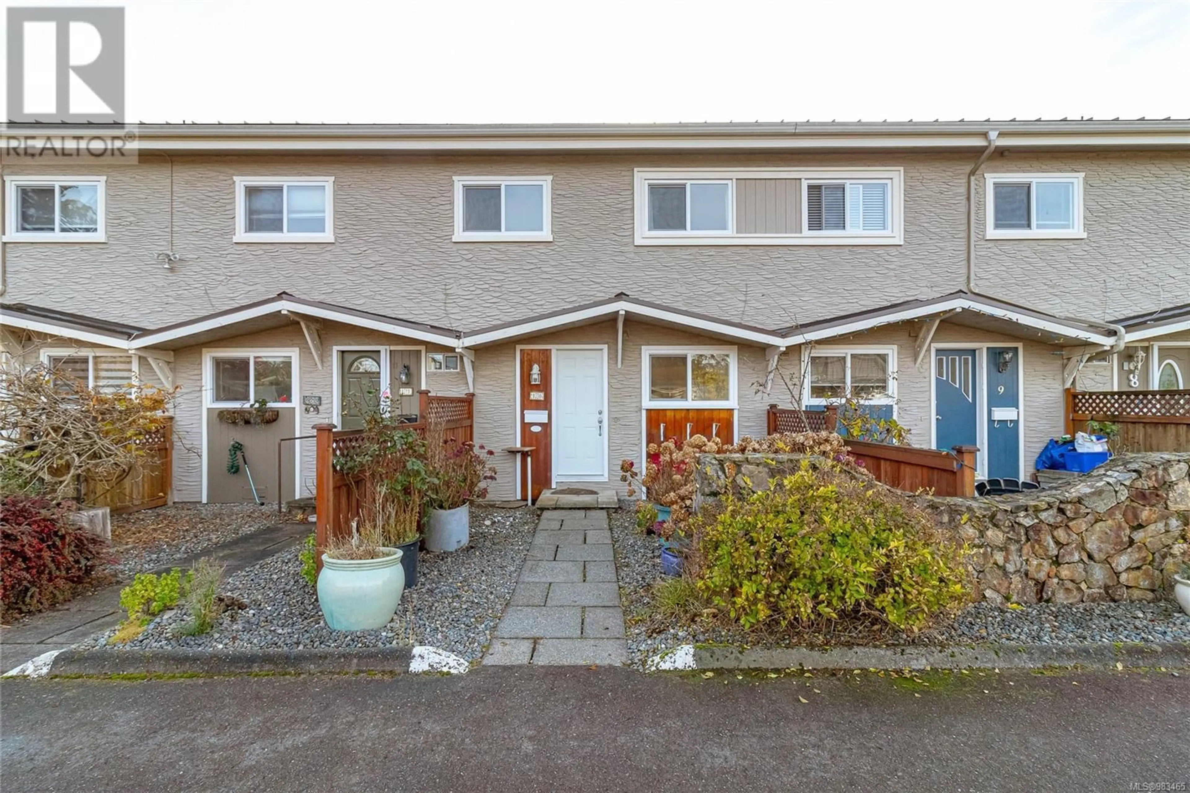 A pic from outside/outdoor area/front of a property/back of a property/a pic from drone, street for 10 10145 Third St, Sidney British Columbia V8L3B5