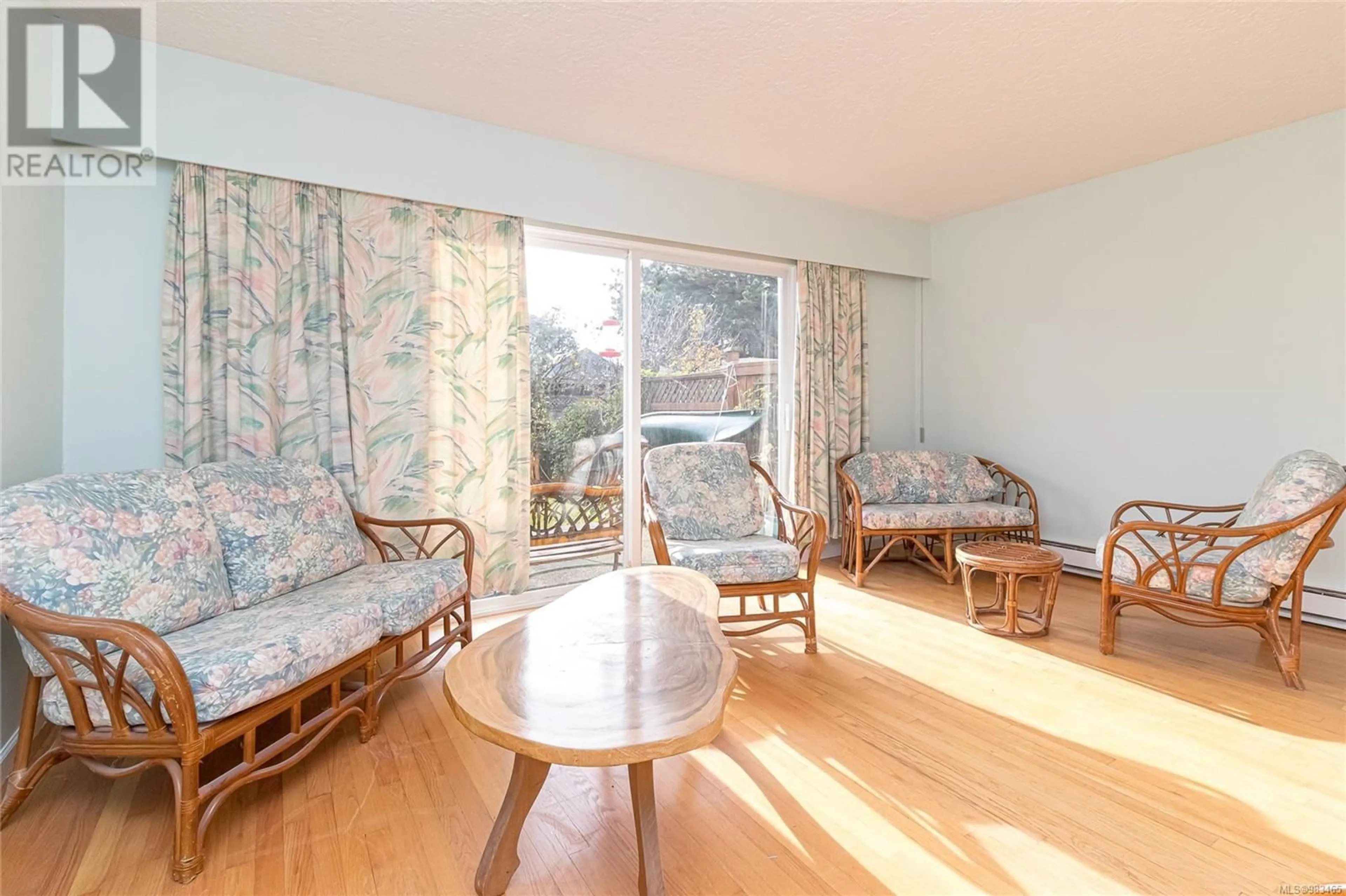 Living room with furniture, wood/laminate floor for 10 10145 Third St, Sidney British Columbia V8L3B5