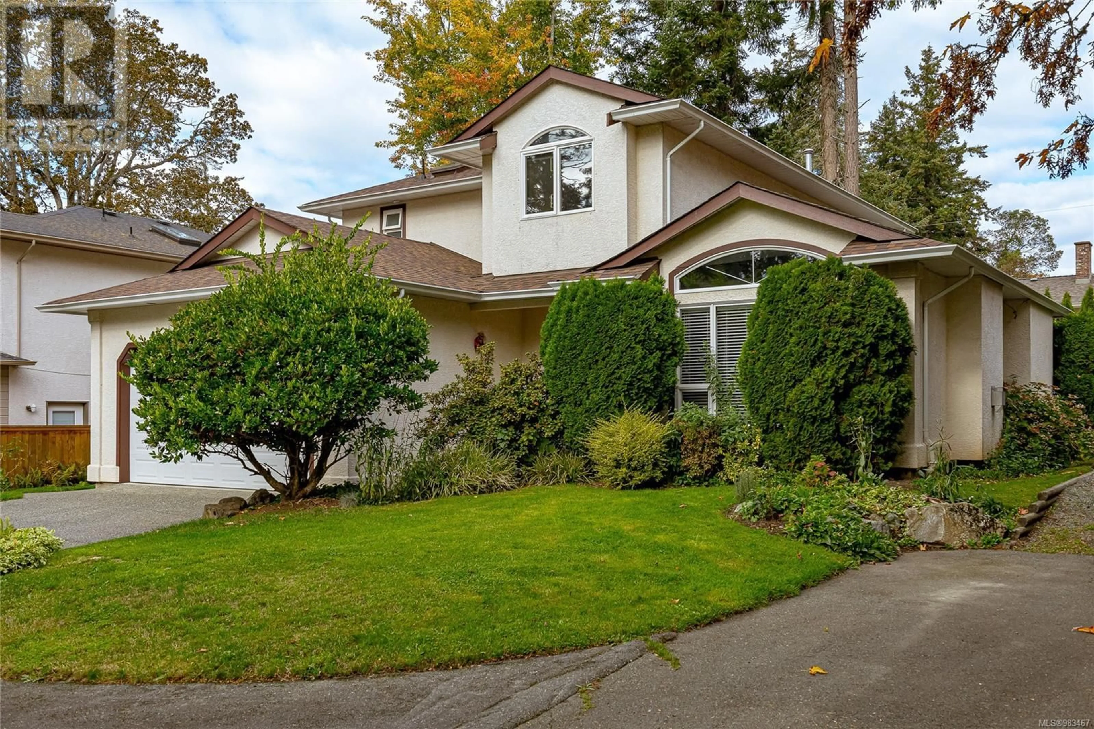 Home with vinyl exterior material, street for 1028 Parkway Dr, Central Saanich British Columbia V8M1C8