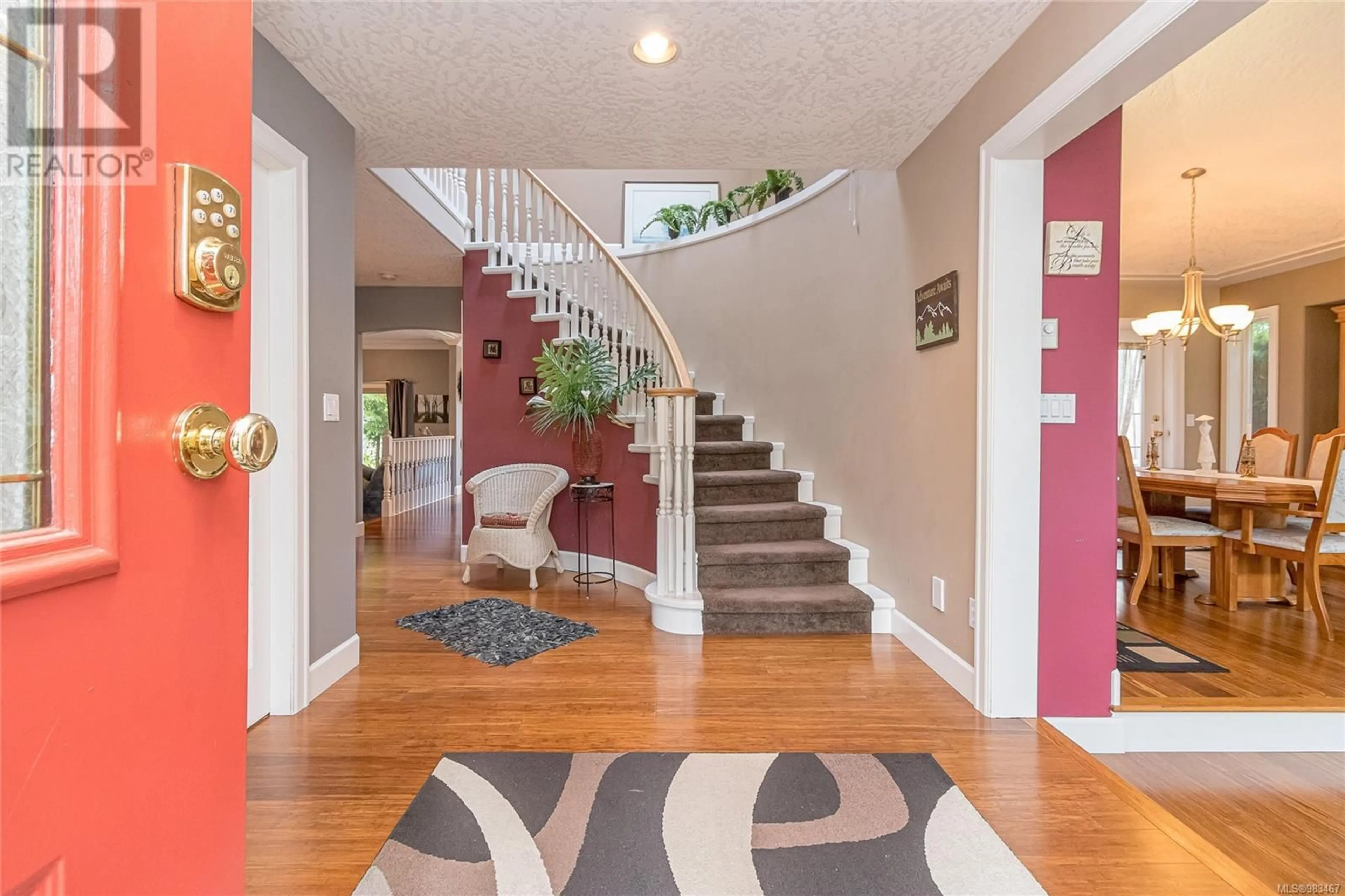 Indoor entryway for 1028 Parkway Dr, Central Saanich British Columbia V8M1C8