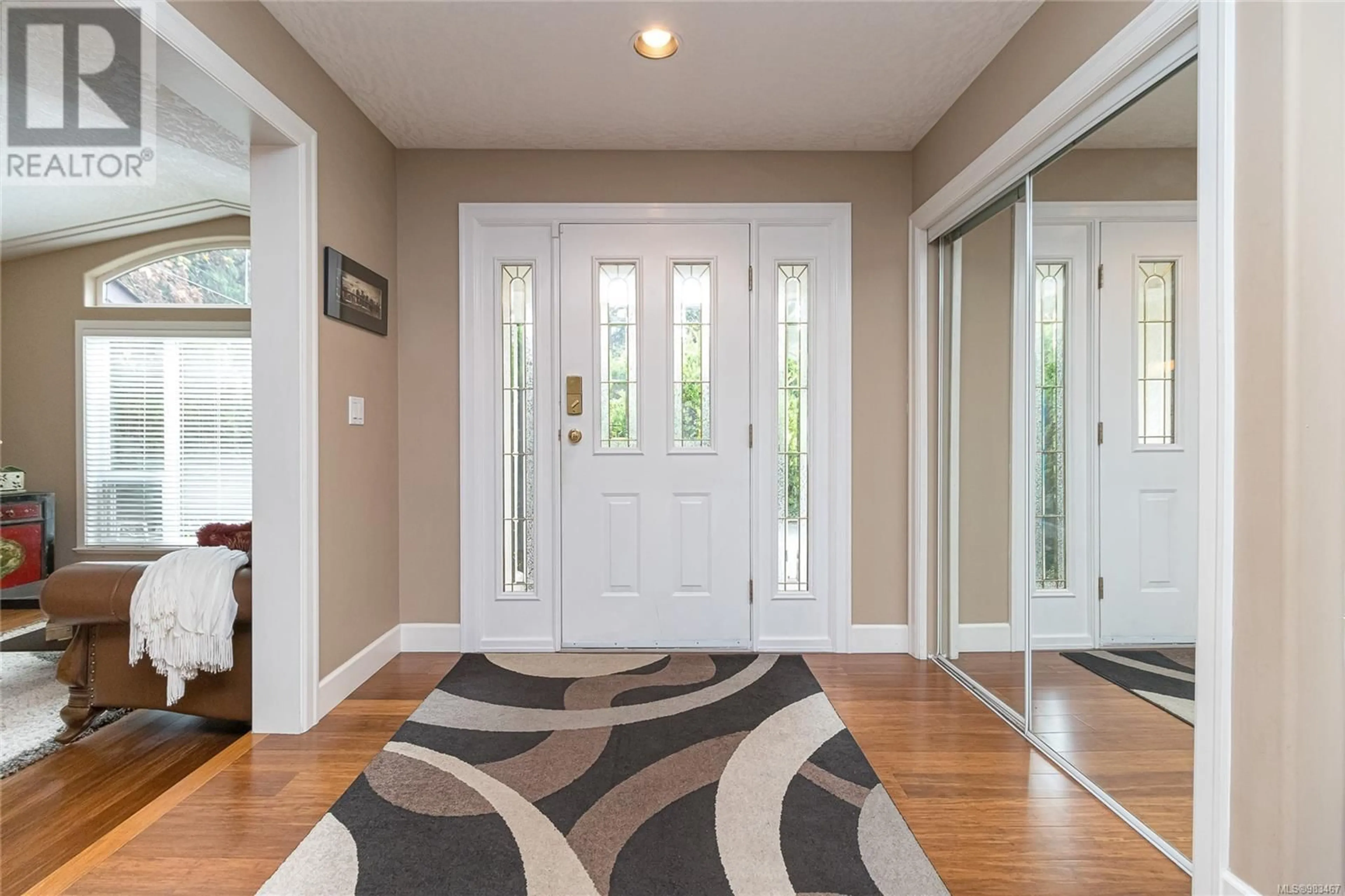 Indoor entryway for 1028 Parkway Dr, Central Saanich British Columbia V8M1C8