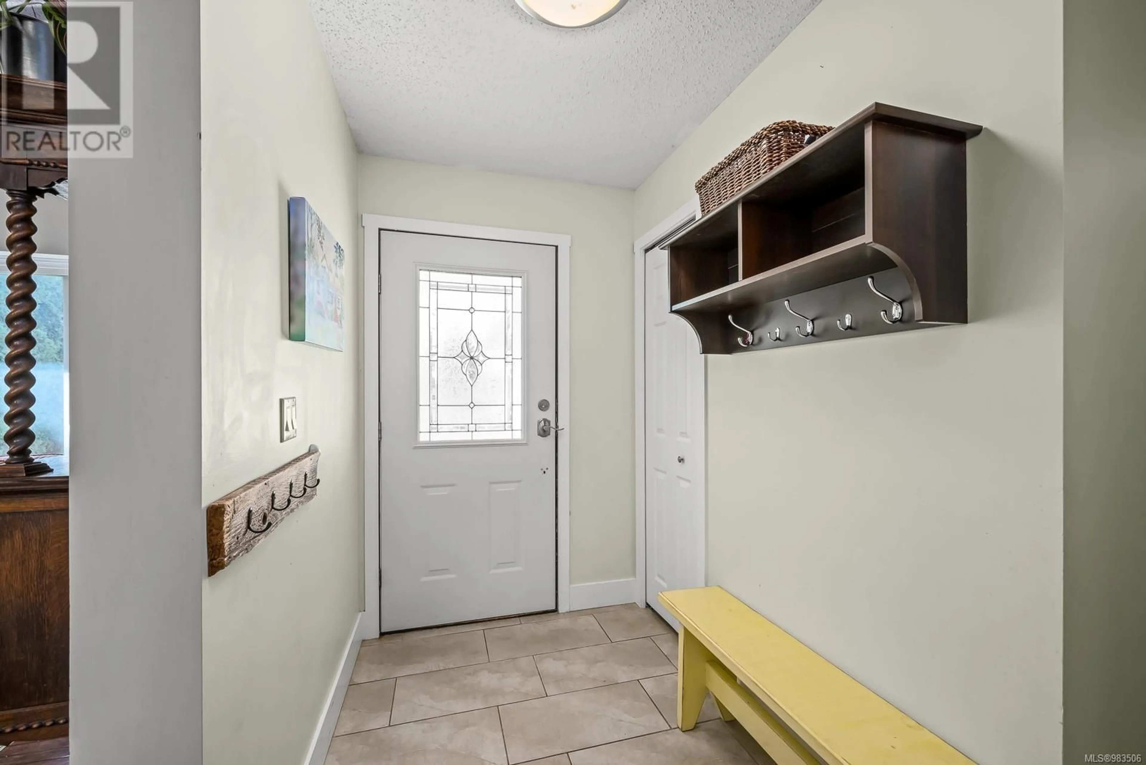 Indoor entryway for 722 Eland Dr, Campbell River British Columbia V9W6Y8