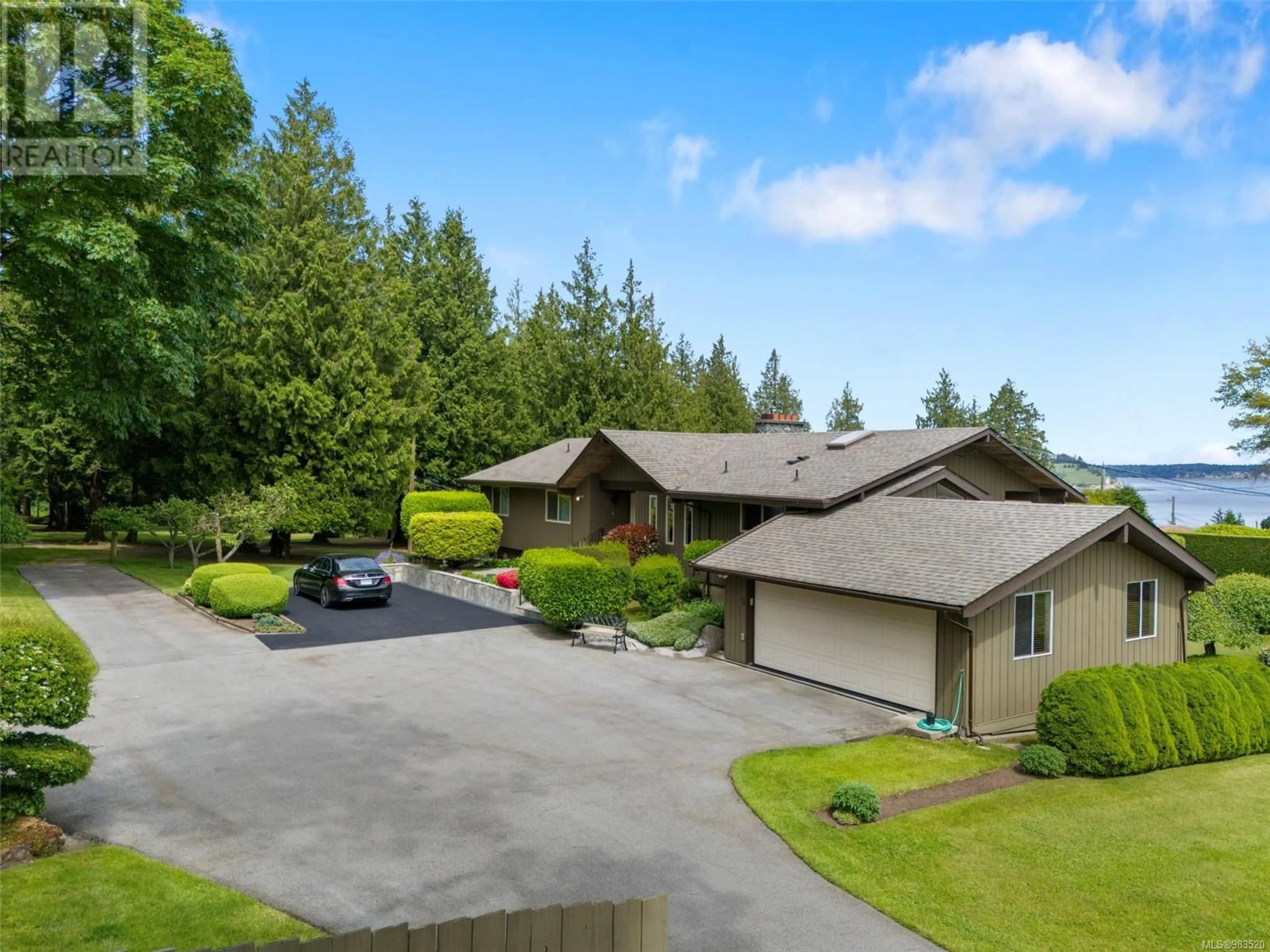 A pic from outside/outdoor area/front of a property/back of a property/a pic from drone, unknown for 2938 Lamont Rd, Central Saanich British Columbia V8M1W5