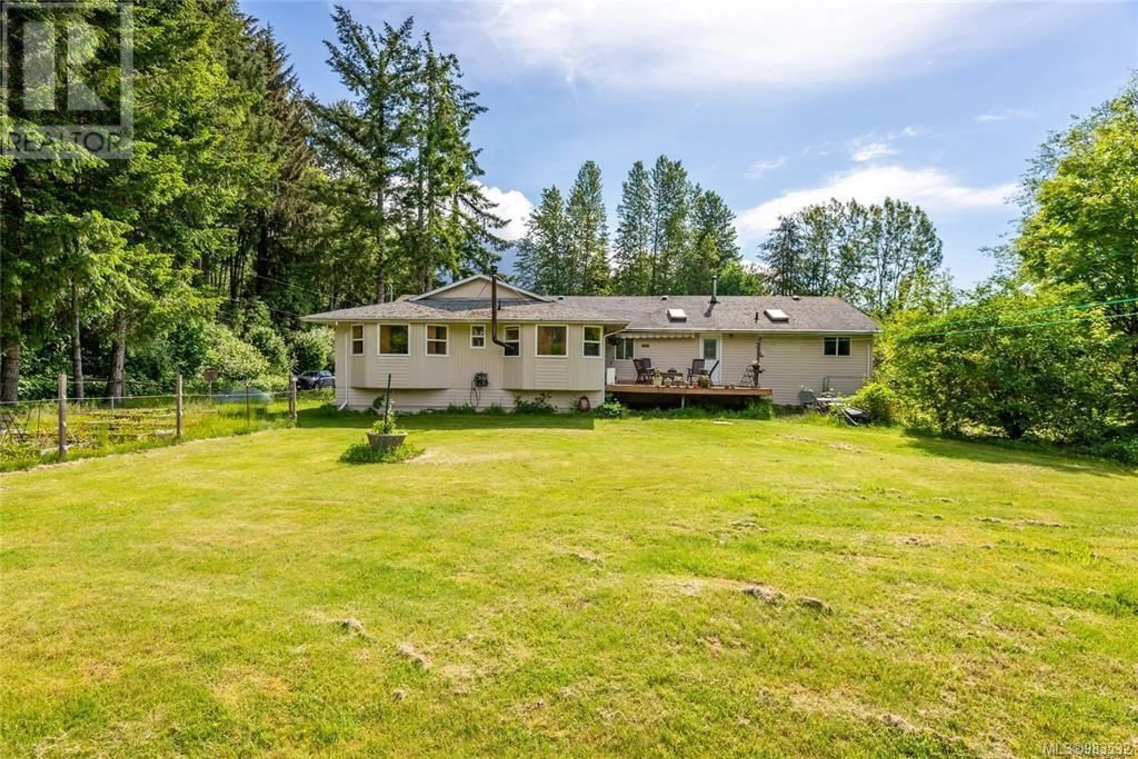 A pic from outside/outdoor area/front of a property/back of a property/a pic from drone, unknown for 1417 Phye Pl, Sayward British Columbia V0P1R0