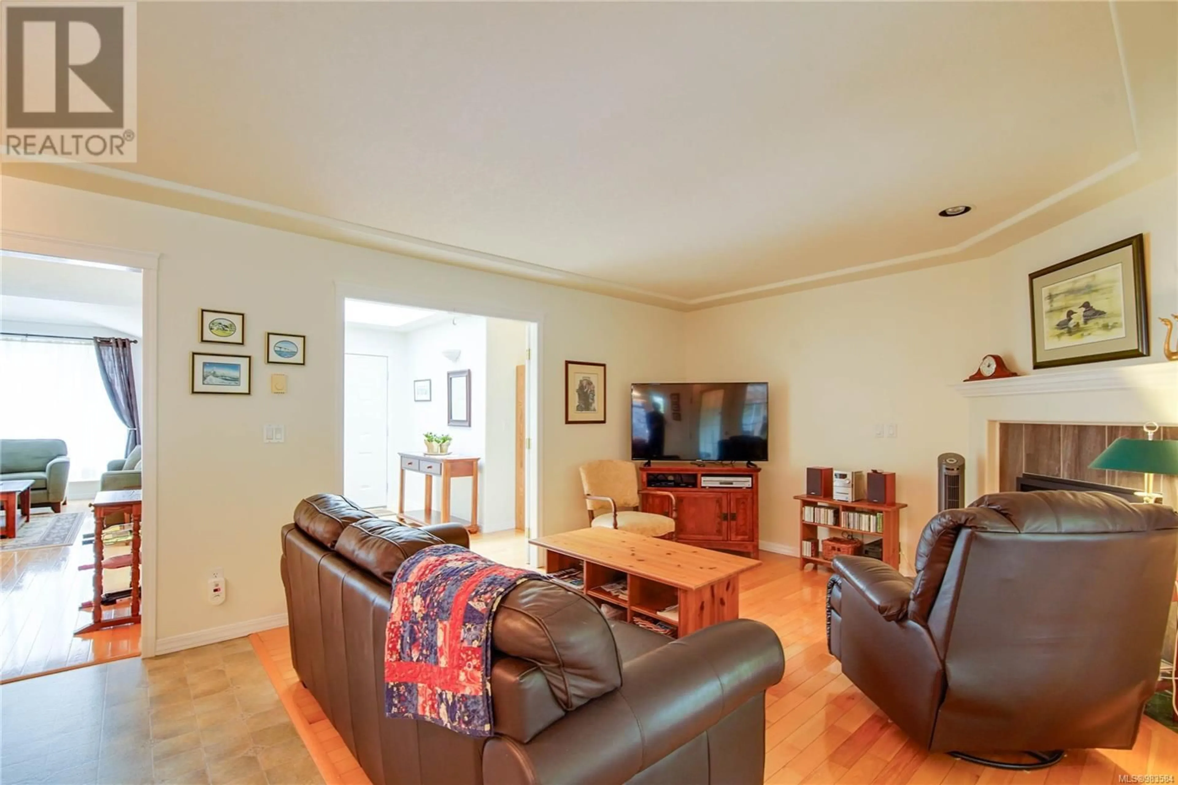 Living room with furniture, wood/laminate floor for 3909 Whittlestone Dr, Port Alberni British Columbia V9Y8C8