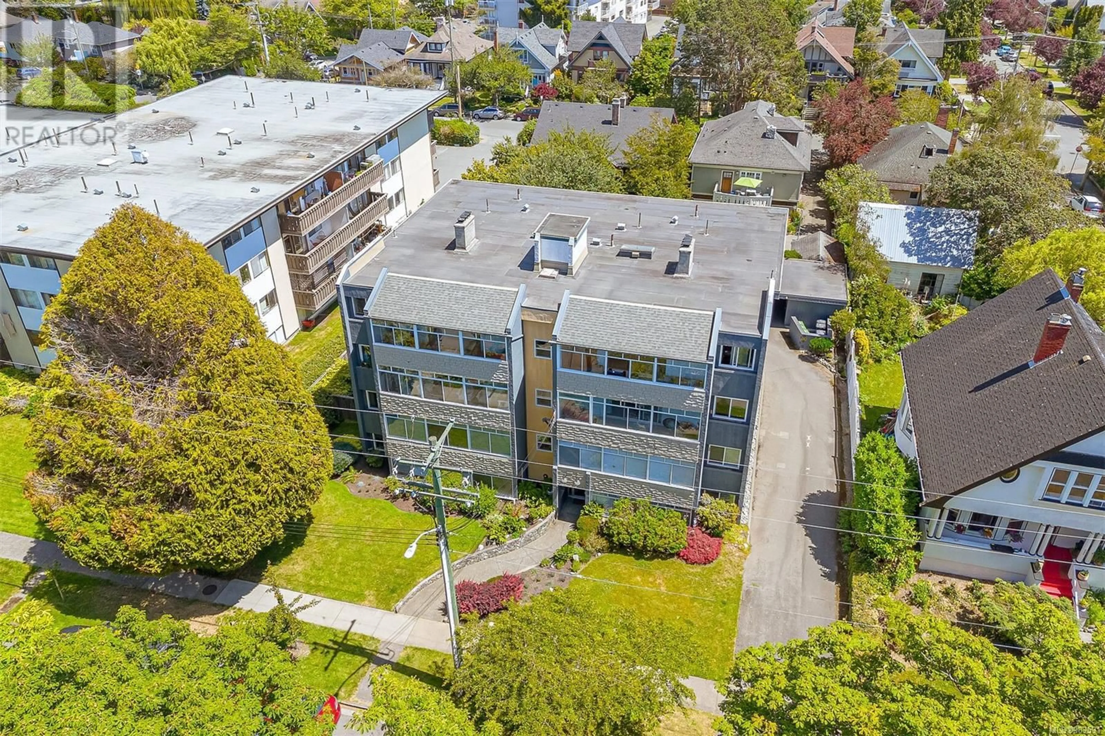 A pic from outside/outdoor area/front of a property/back of a property/a pic from drone, building for 401 978 Heywood Ave, Victoria British Columbia V8V2Y4