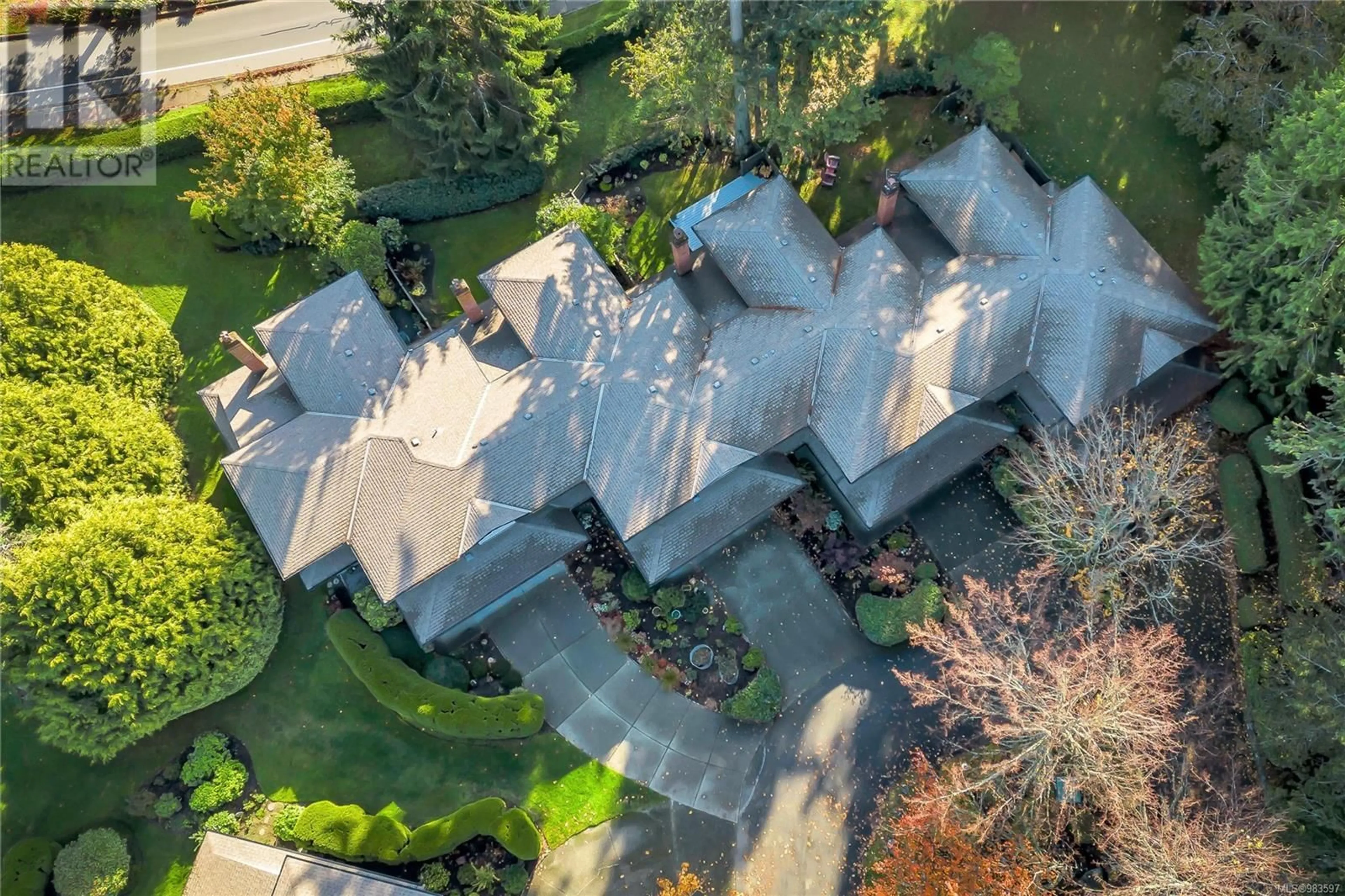 A pic from outside/outdoor area/front of a property/back of a property/a pic from drone, street for 26 4630 Lochside Dr, Saanich British Columbia V8Y2T1