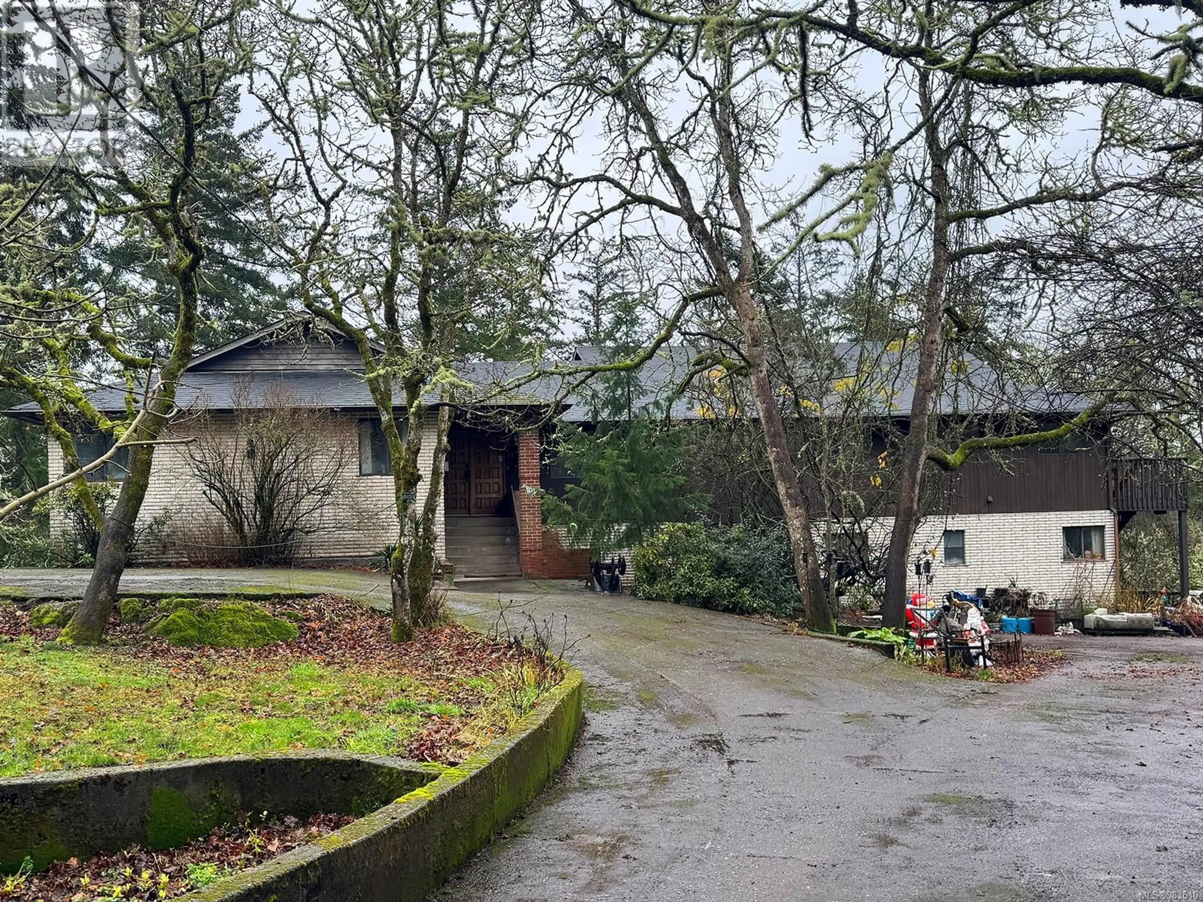 A pic from outside/outdoor area/front of a property/back of a property/a pic from drone, street for 1465 Charlton Rd, Saanich British Columbia V9E2C8