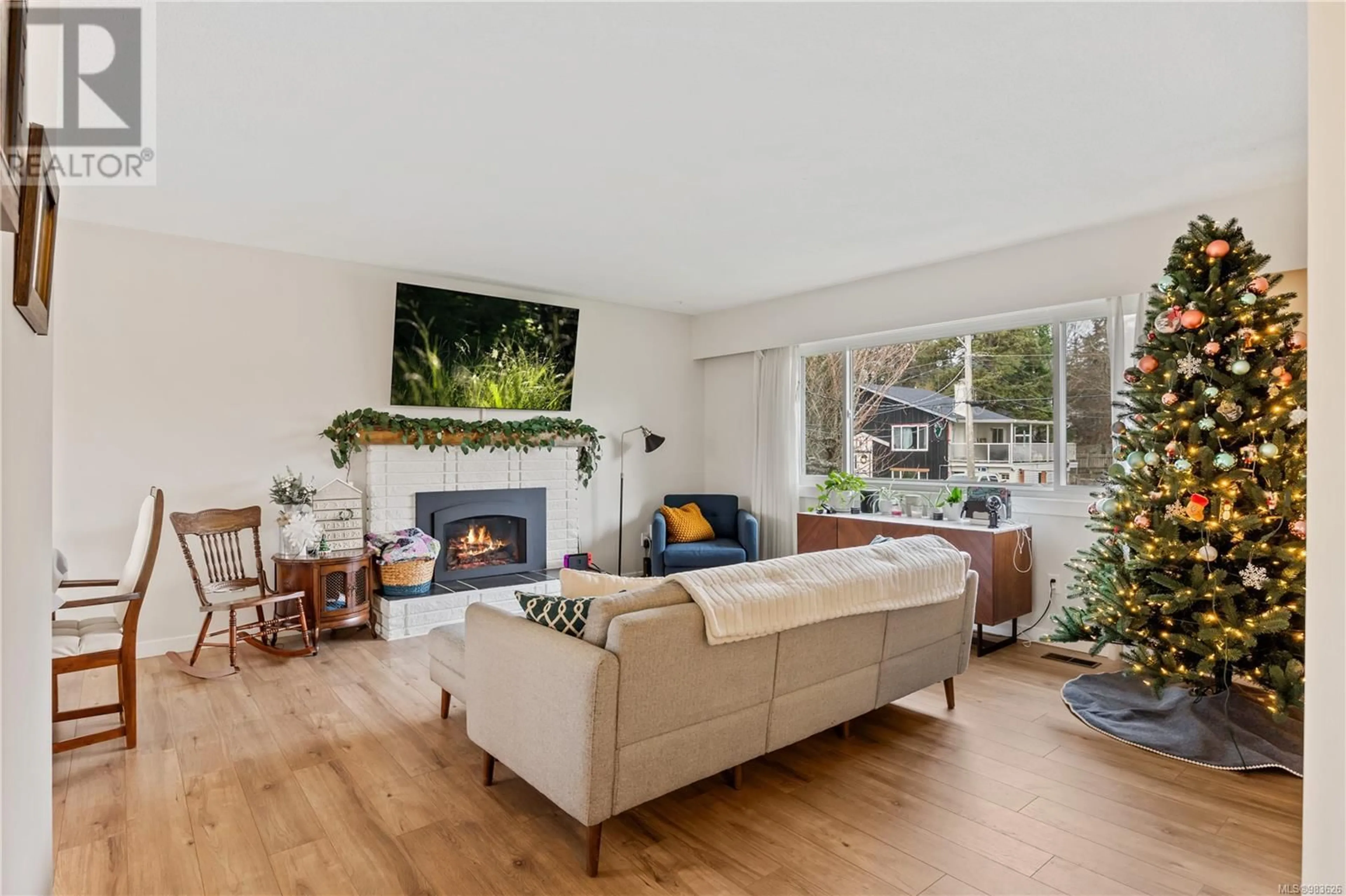 Living room with furniture, wood/laminate floor for 1929 Richardson Ave, Comox British Columbia V9M2B3