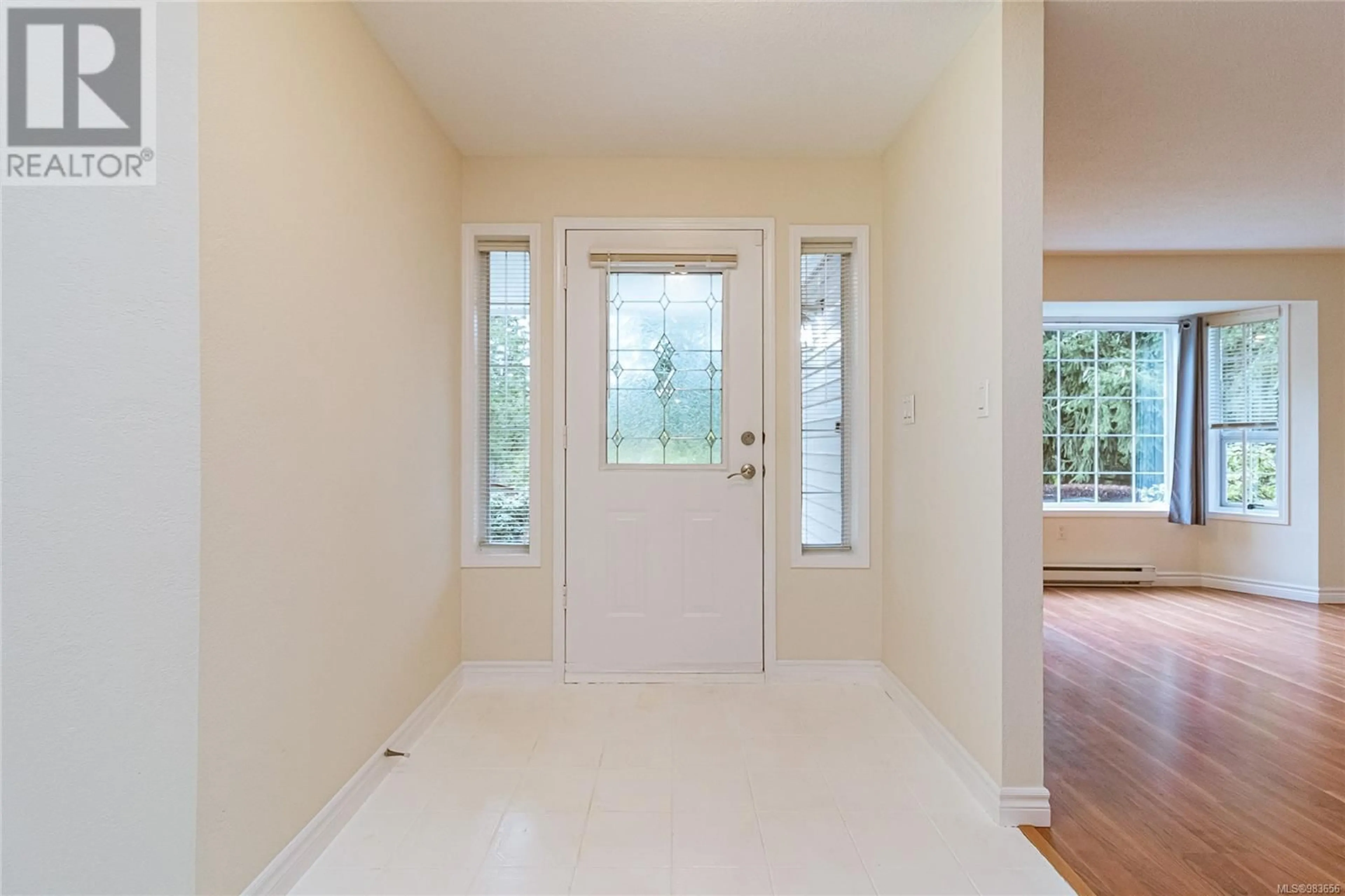 Indoor entryway for 1018 Benvenuto Ave, Central Saanich British Columbia V8M1A1