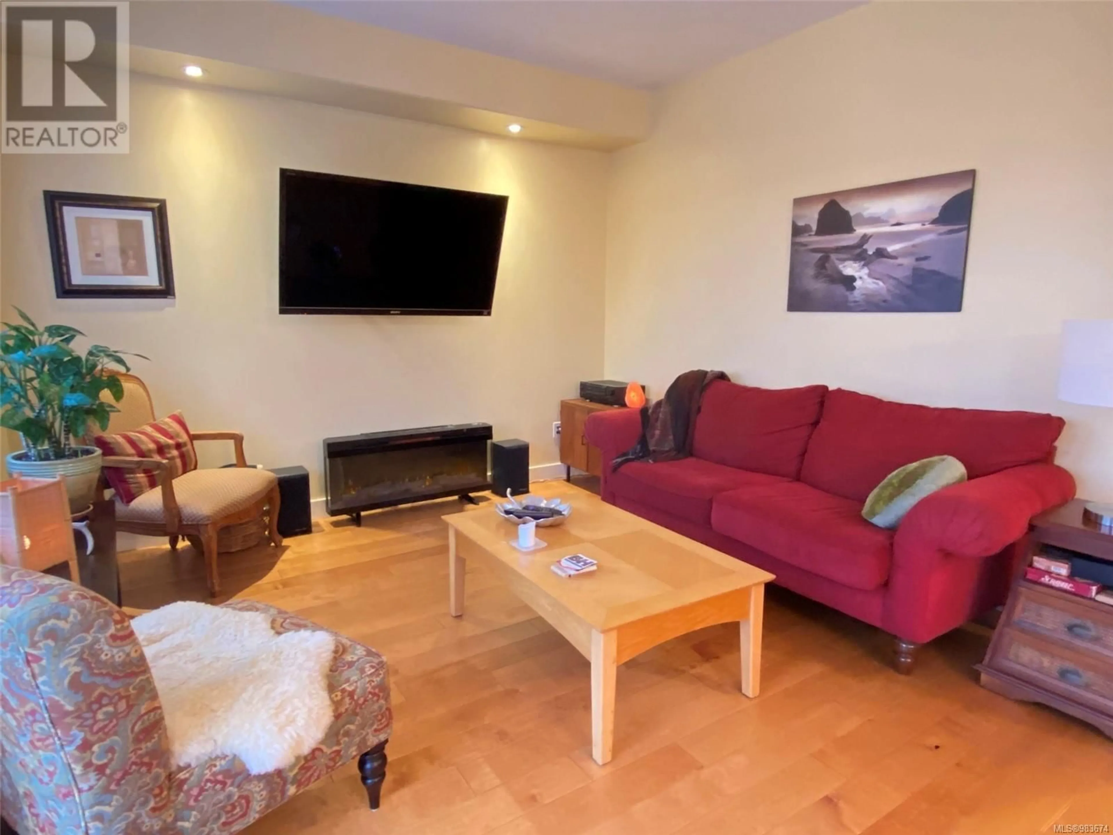 Living room with furniture, wood/laminate floor for 52 2112 Cumberland Rd, Courtenay British Columbia V9N2E9