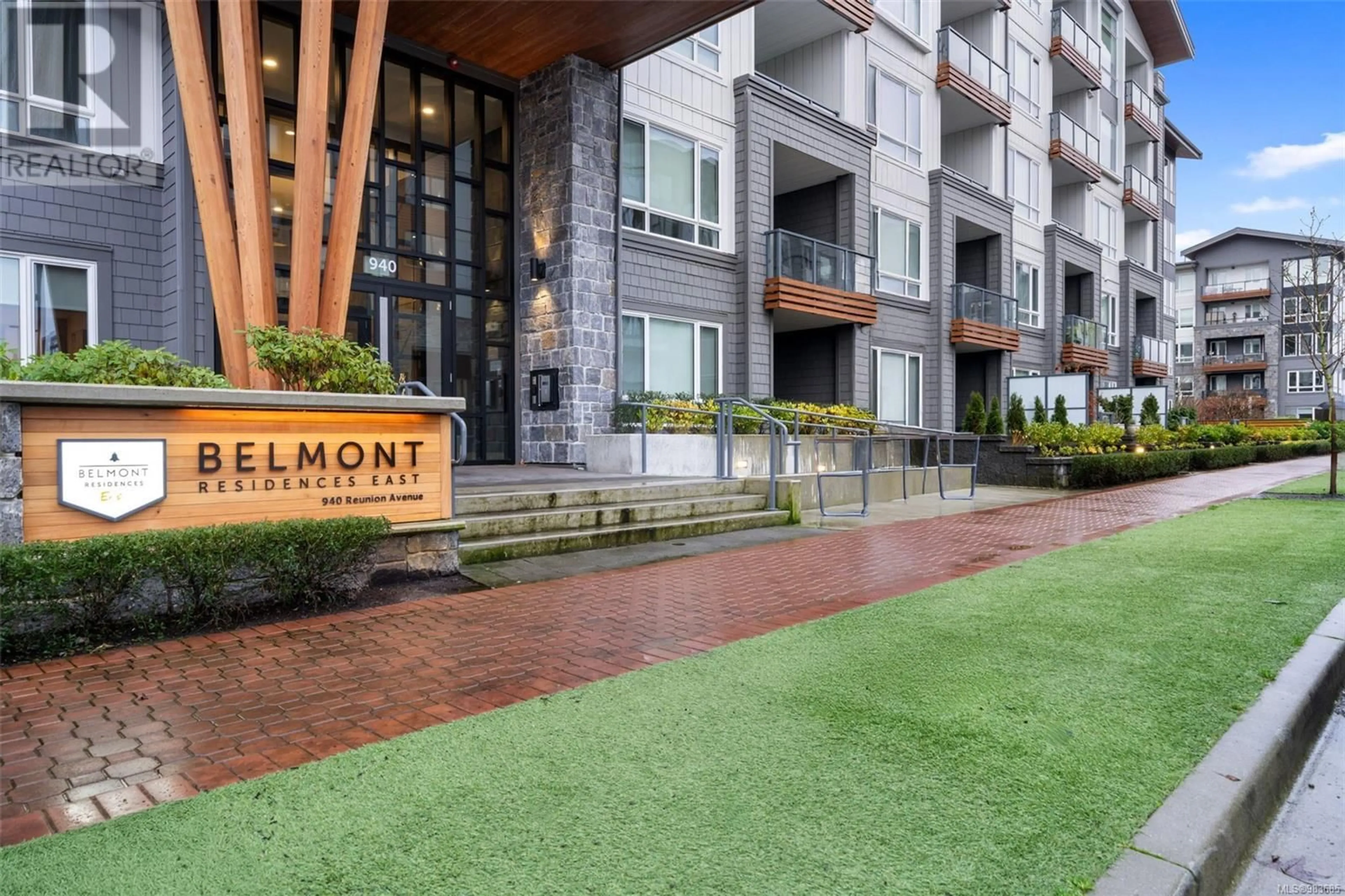 Indoor foyer for 404 940 Reunion Ave, Langford British Columbia V9B0W6