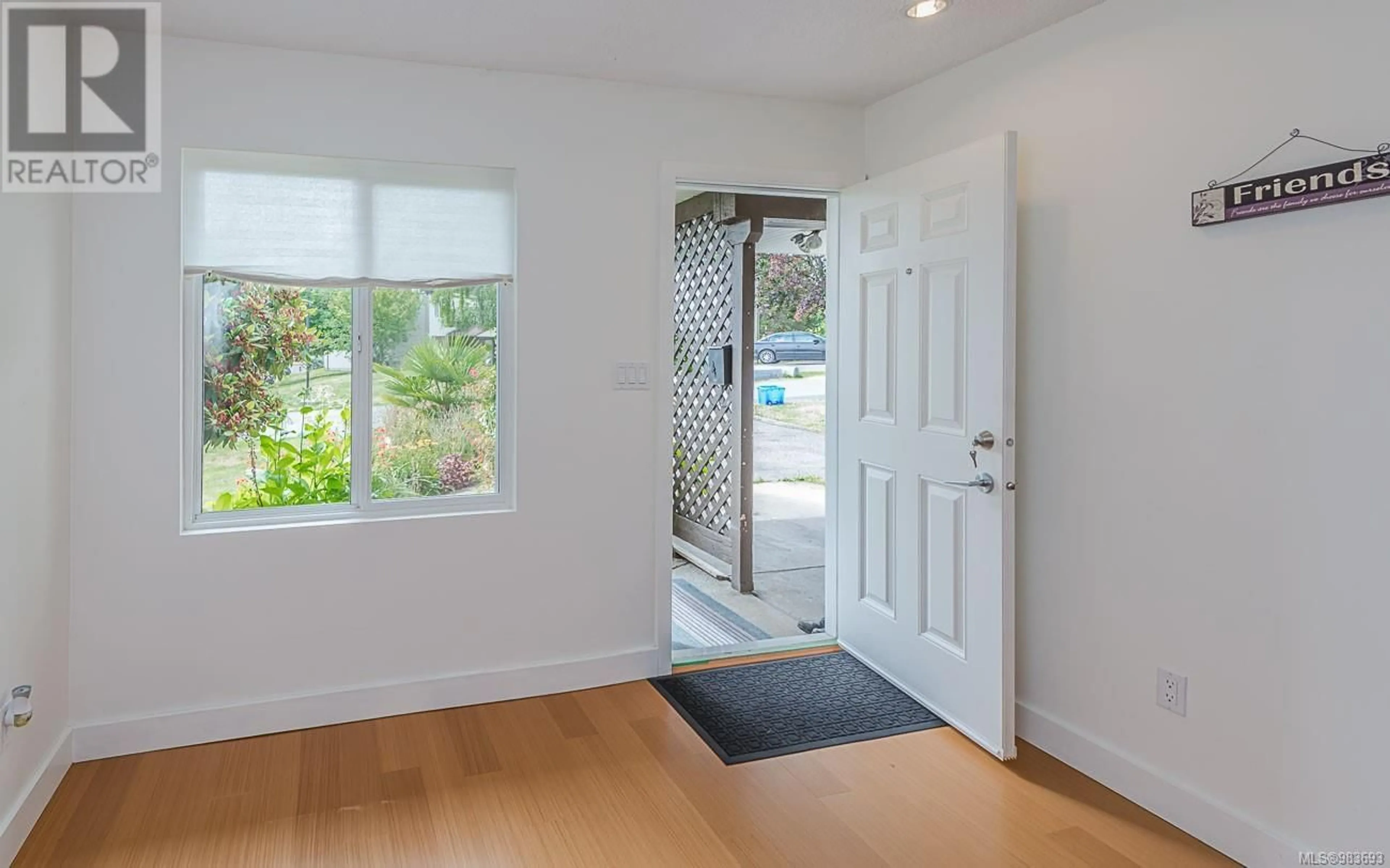 Indoor entryway for 12 444 Bruce Ave, Nanaimo British Columbia V9R5W5