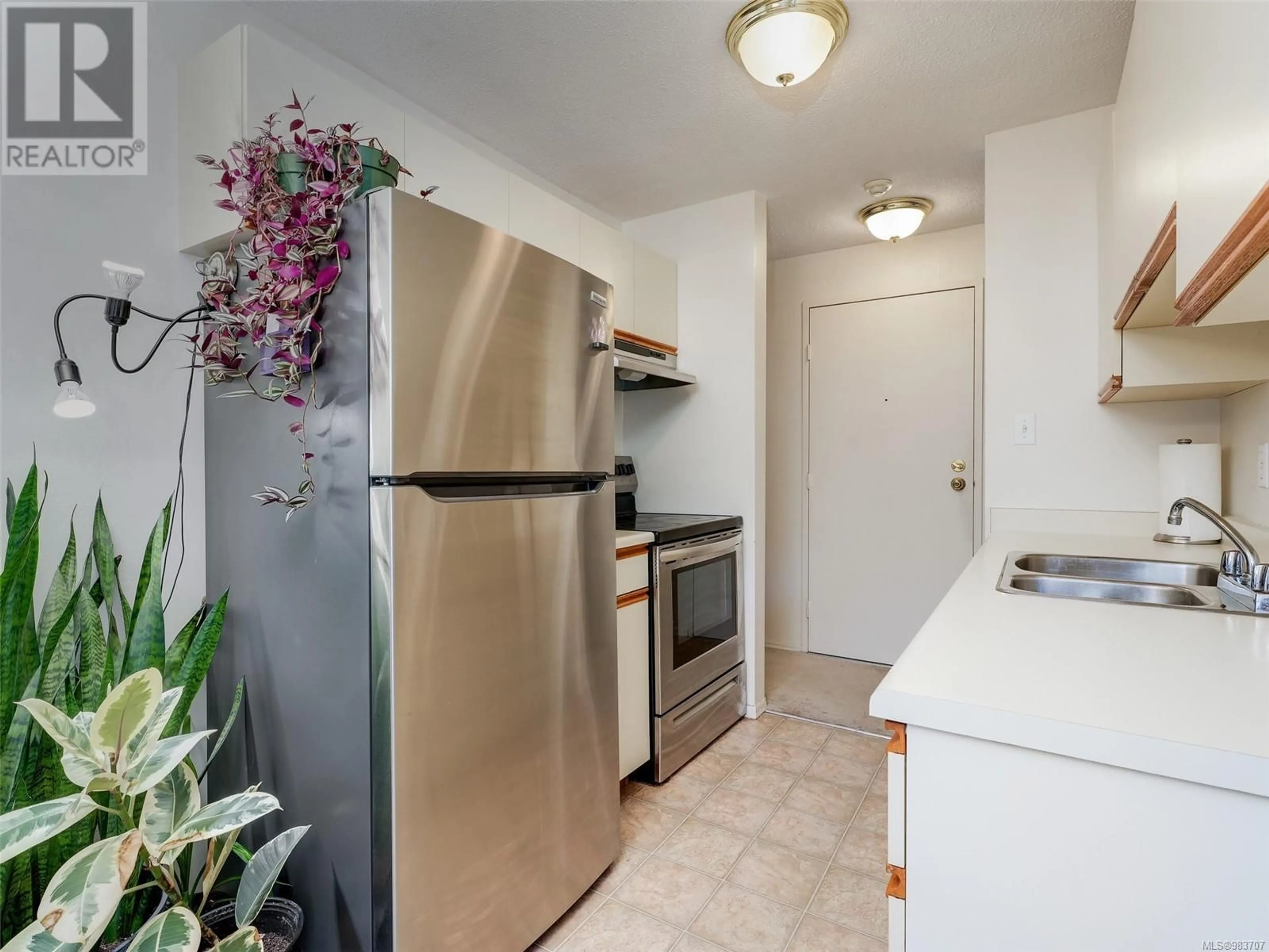 Standard kitchen, unknown for 201 830 Esquimalt Rd, Esquimalt British Columbia V9A3M4