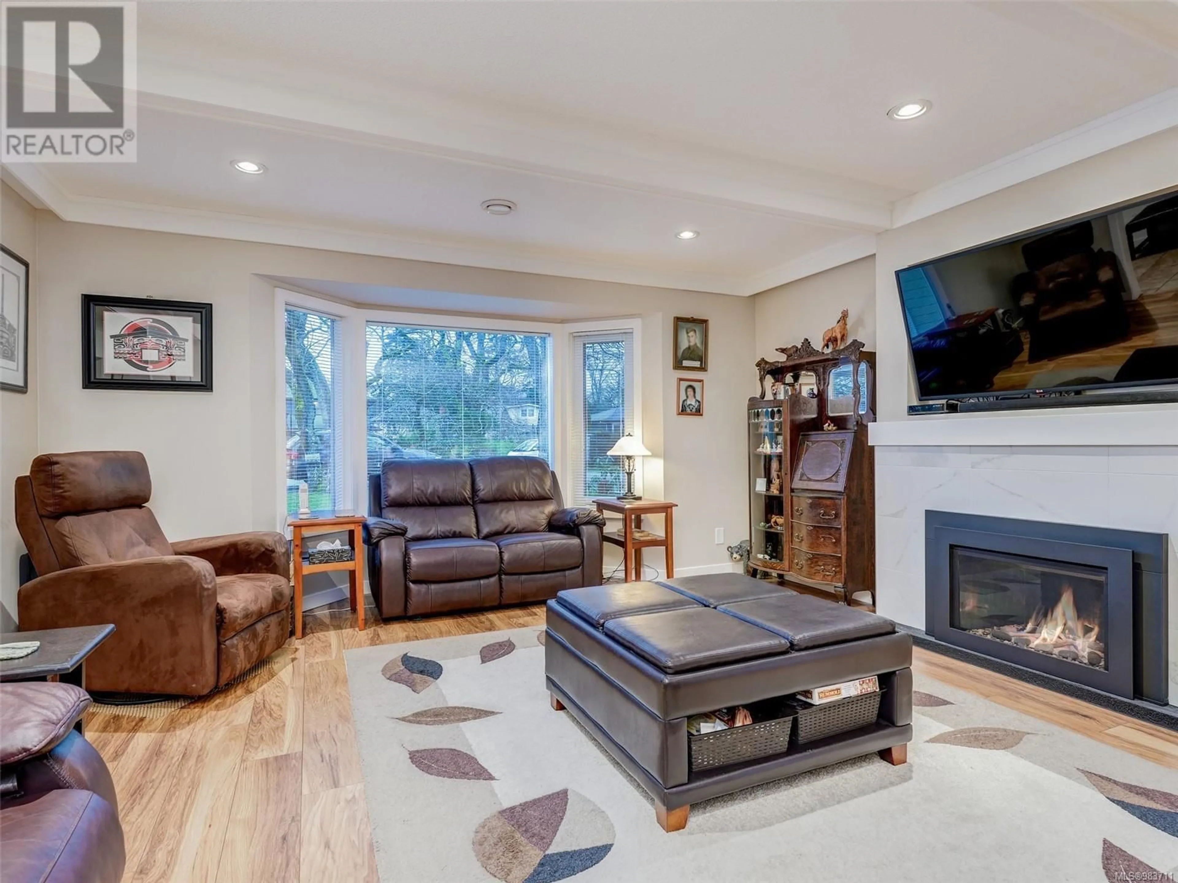 Living room with furniture, unknown for 1289 Oakmount Rd, Saanich British Columbia V8P1M4