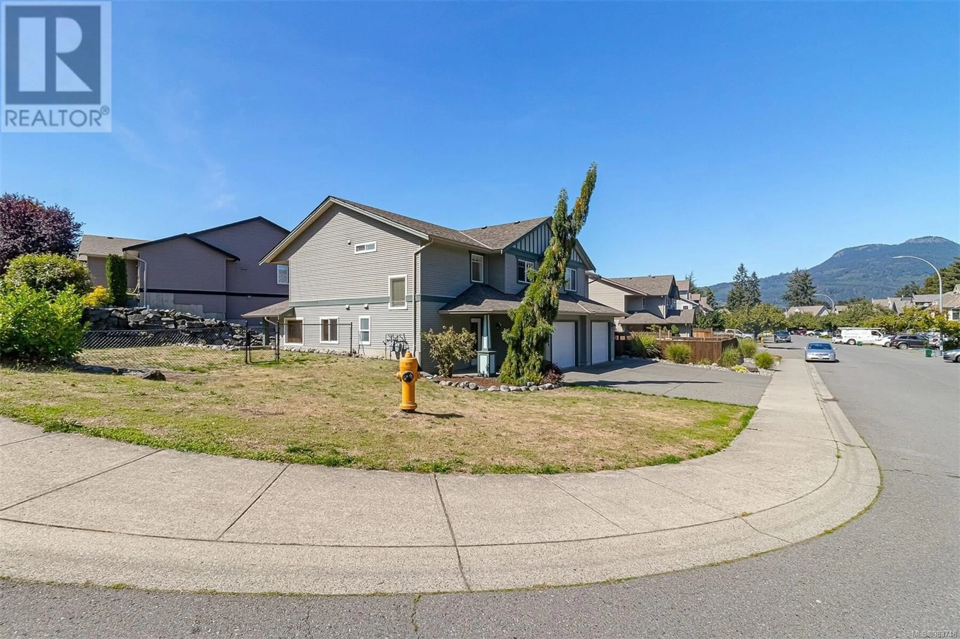 A pic from outside/outdoor area/front of a property/back of a property/a pic from drone, street for 5994 Rockridge Rd, Duncan British Columbia V9L6X3