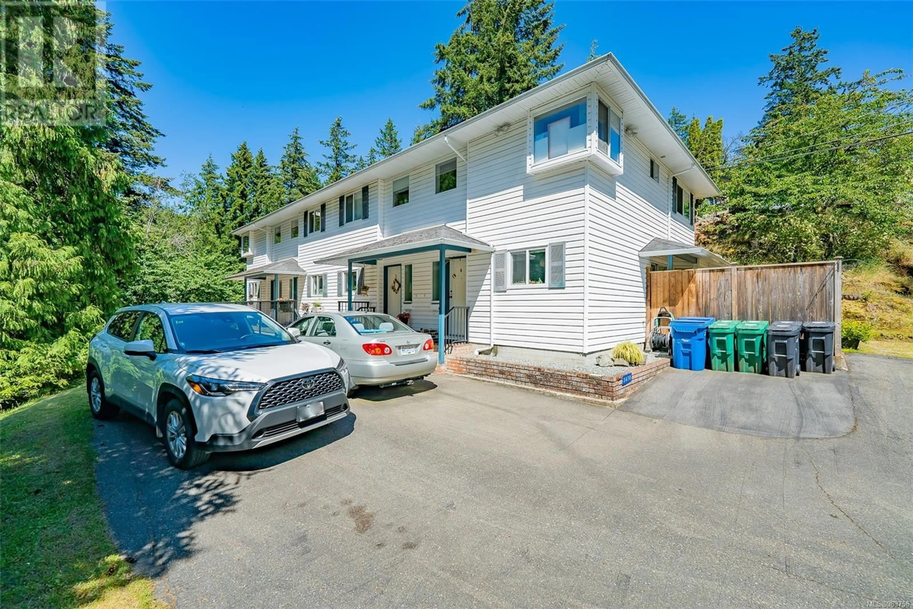 A pic from outside/outdoor area/front of a property/back of a property/a pic from drone, street for 2 3470 Hillside Ave, Nanaimo British Columbia V9T2Y8