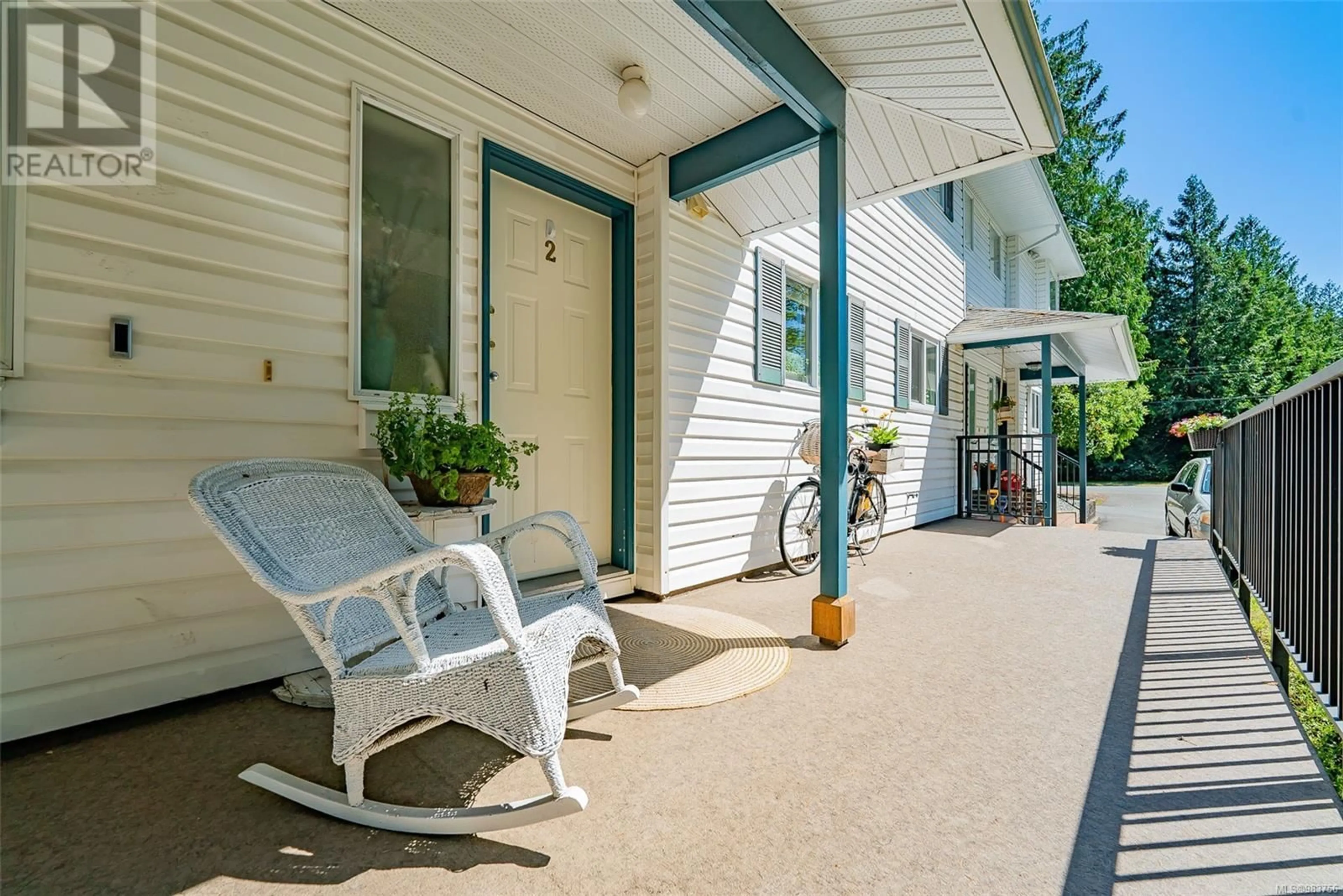 Patio, street for 2 3470 Hillside Ave, Nanaimo British Columbia V9T2Y8