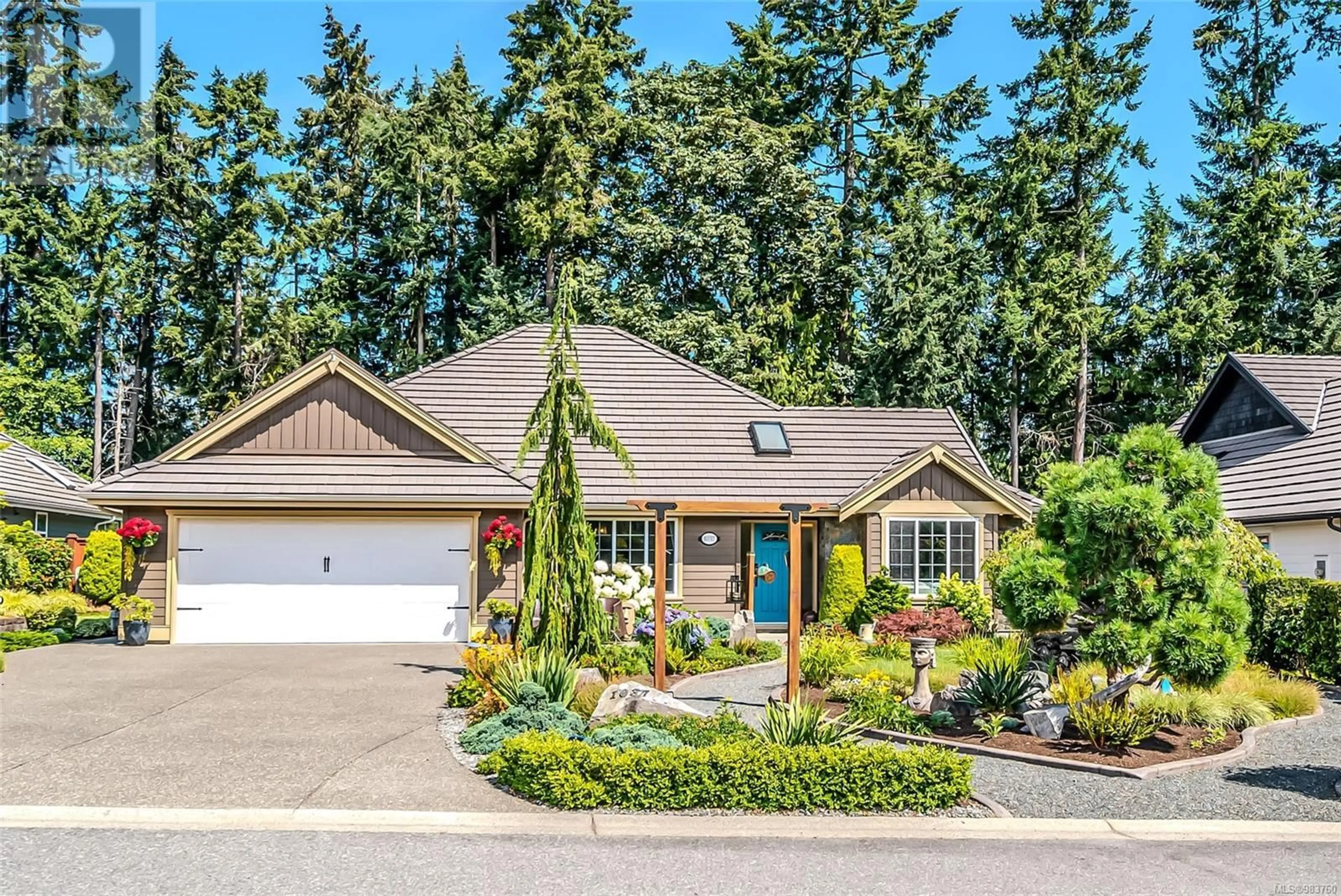 Home with vinyl exterior material, street for 1037 Cantebury Pl, Qualicum Beach British Columbia V9K0A1