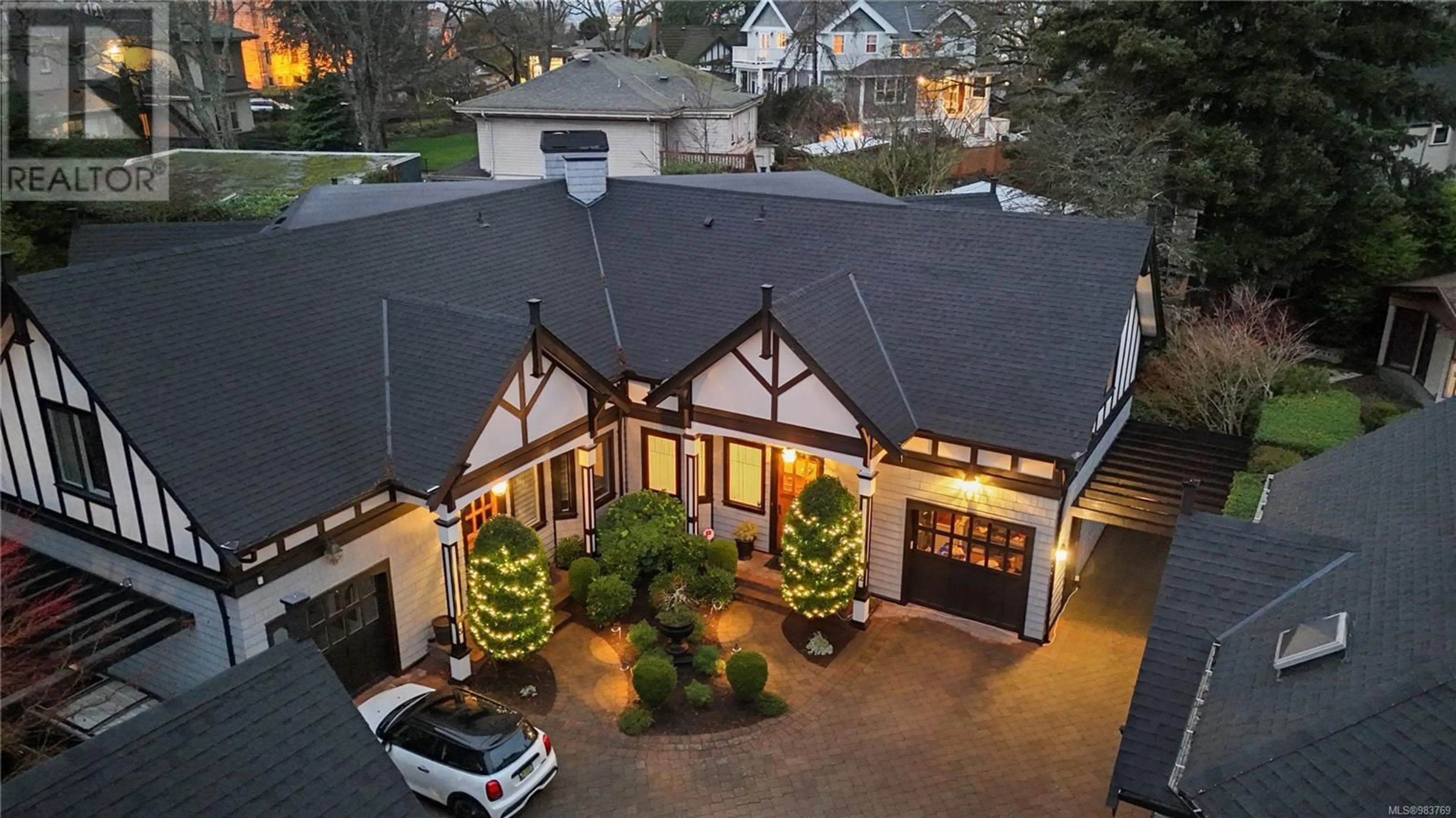 A pic from outside/outdoor area/front of a property/back of a property/a pic from drone, street for 2 906 Pemberton Rd, Victoria British Columbia V8S3R4