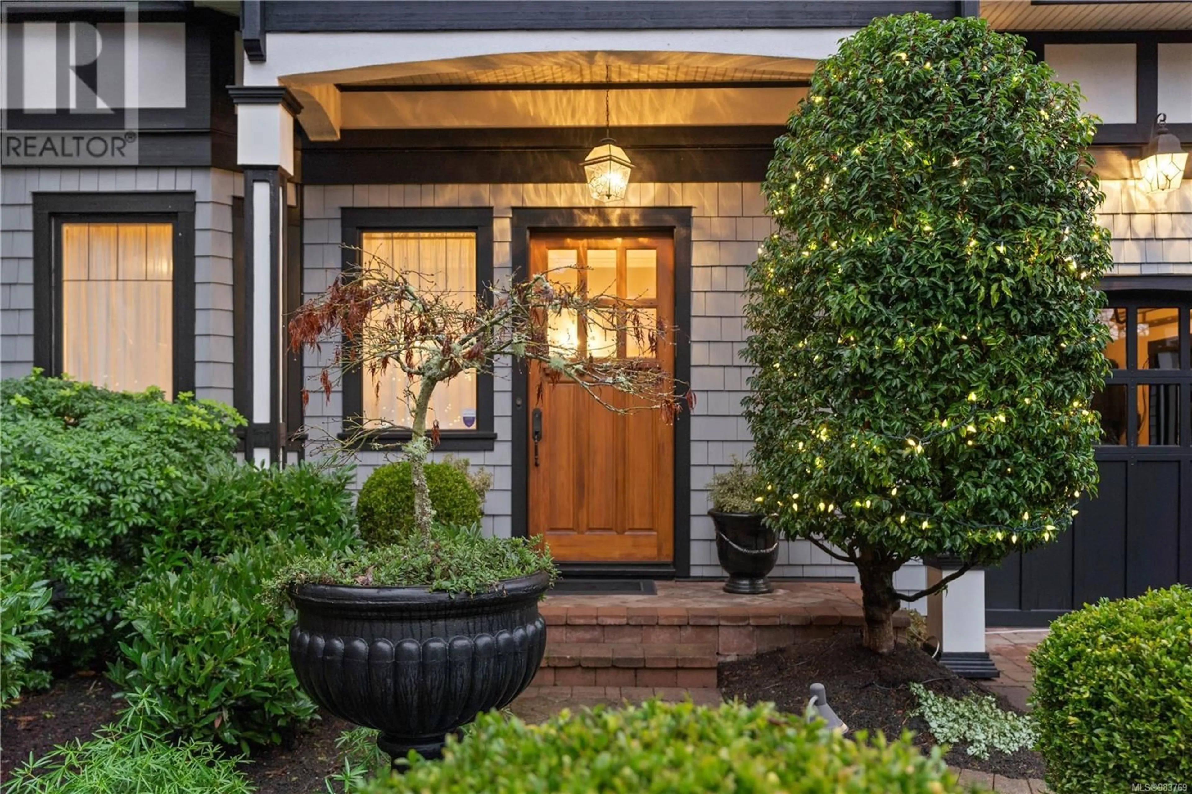 Indoor entryway for 2 906 Pemberton Rd, Victoria British Columbia V8S3R4