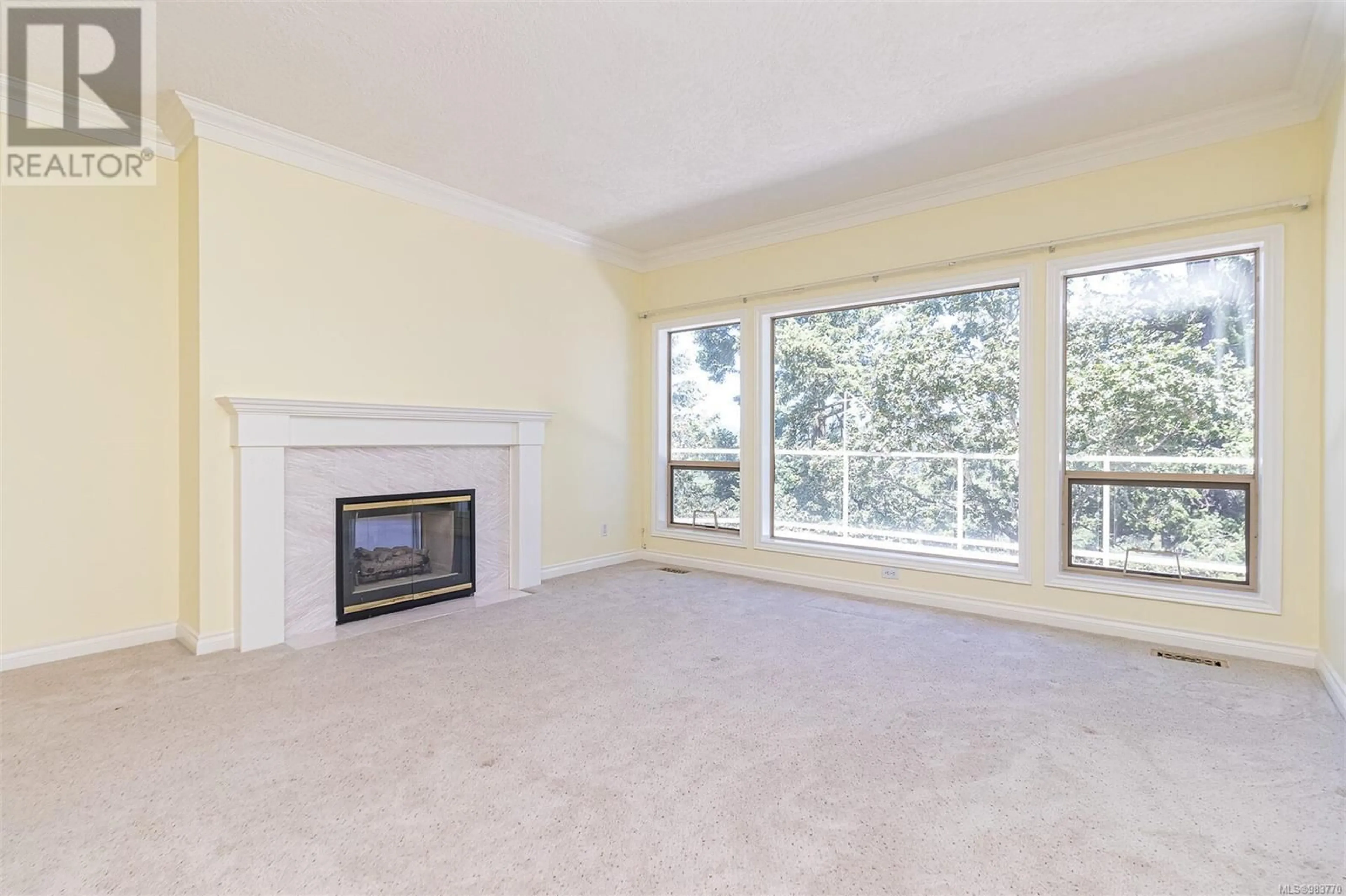 Living room with furniture, carpet floor for 19 4300 Stoneywood Lane, Saanich British Columbia V8X5A5