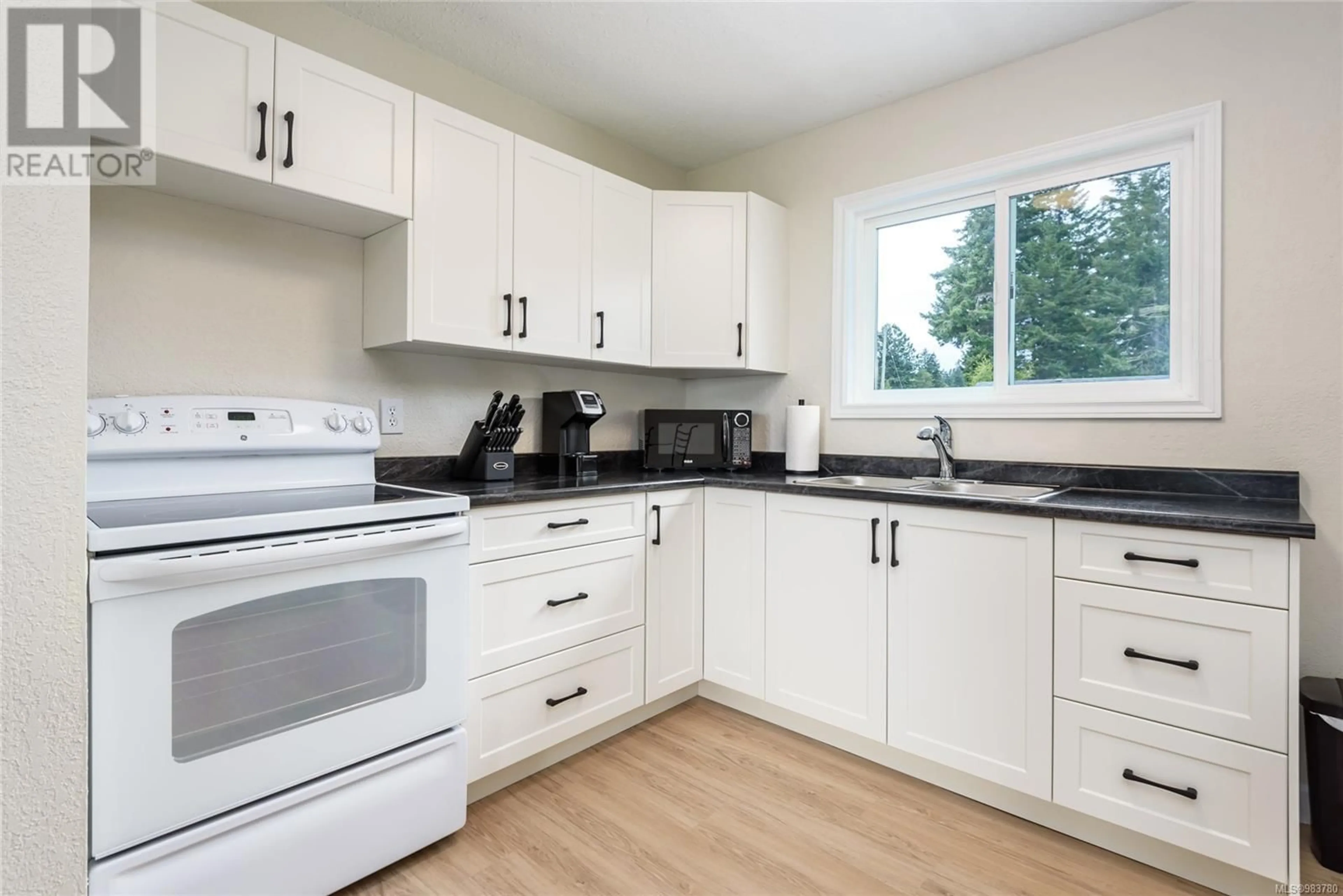 Standard kitchen, wood/laminate floor for 11 5730 Coral Rd, Courtenay British Columbia V9J1W9