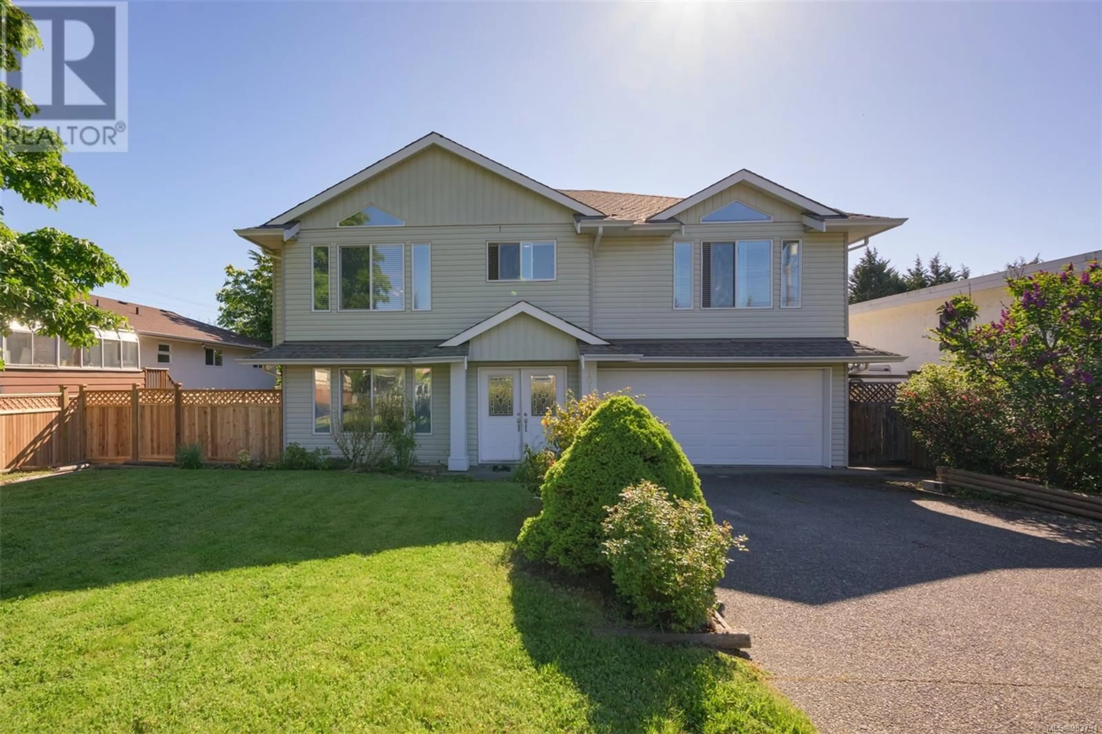 A pic from outside/outdoor area/front of a property/back of a property/a pic from drone, street for 10143 Resthaven Dr, Sidney British Columbia V8L3G3