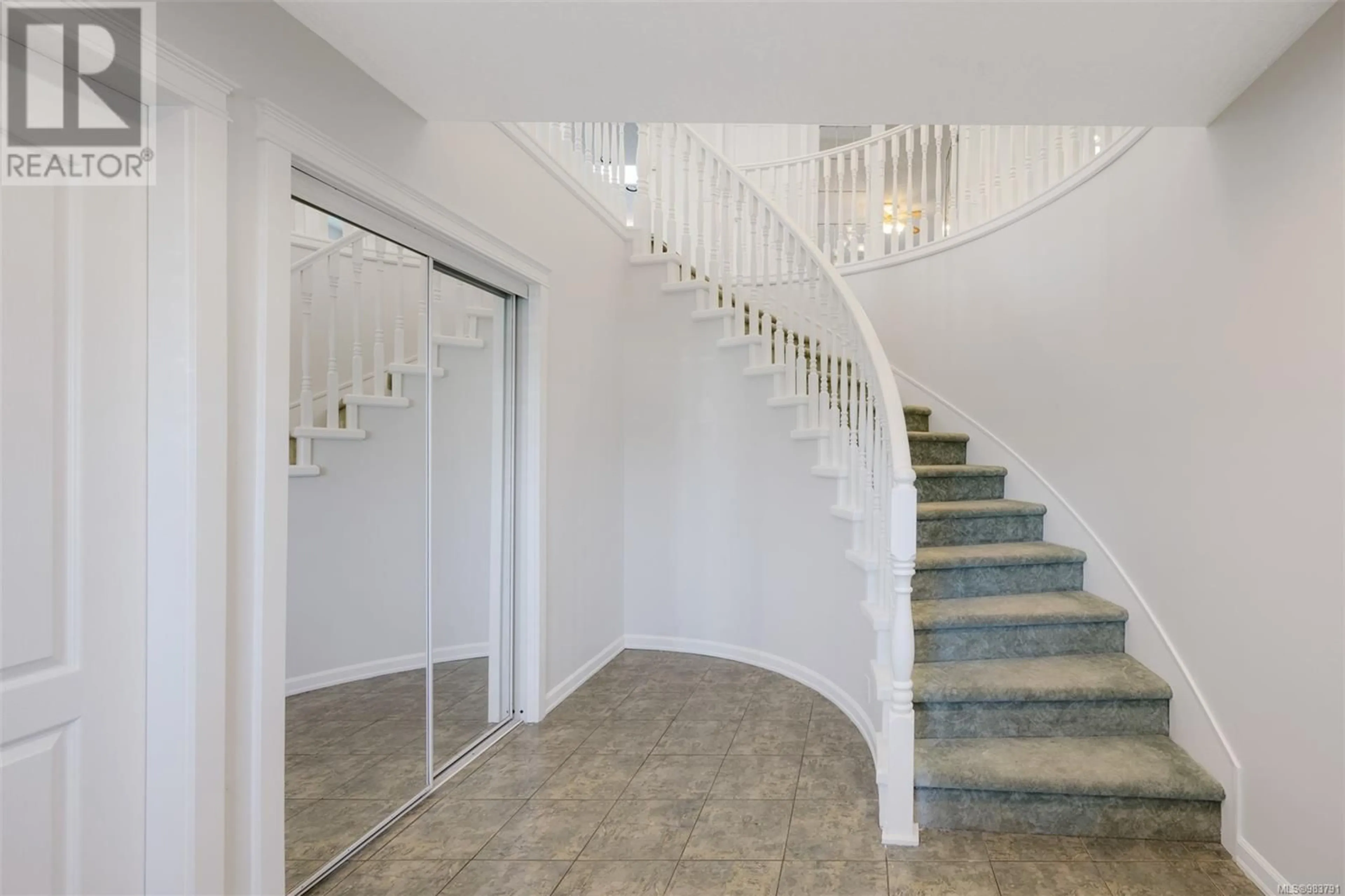 Indoor foyer for 10143 Resthaven Dr, Sidney British Columbia V8L3G3