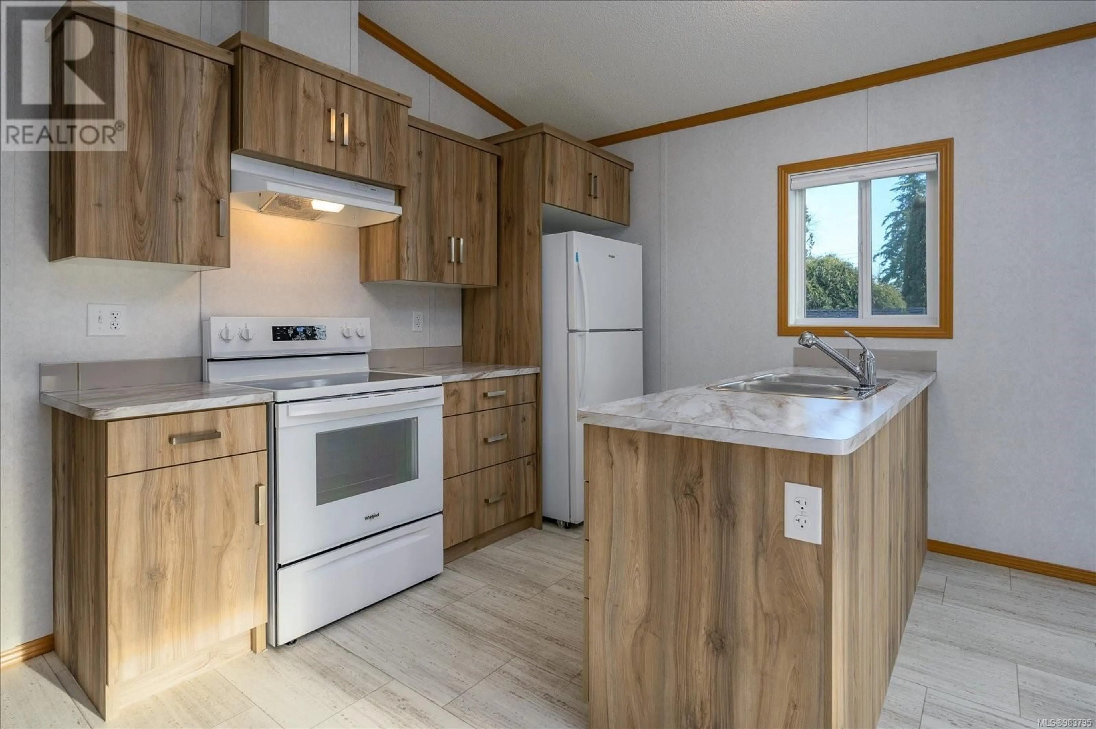 Standard kitchen, wood/laminate floor for 21 6820 Parklands Pl, Lantzville British Columbia V0R2H0