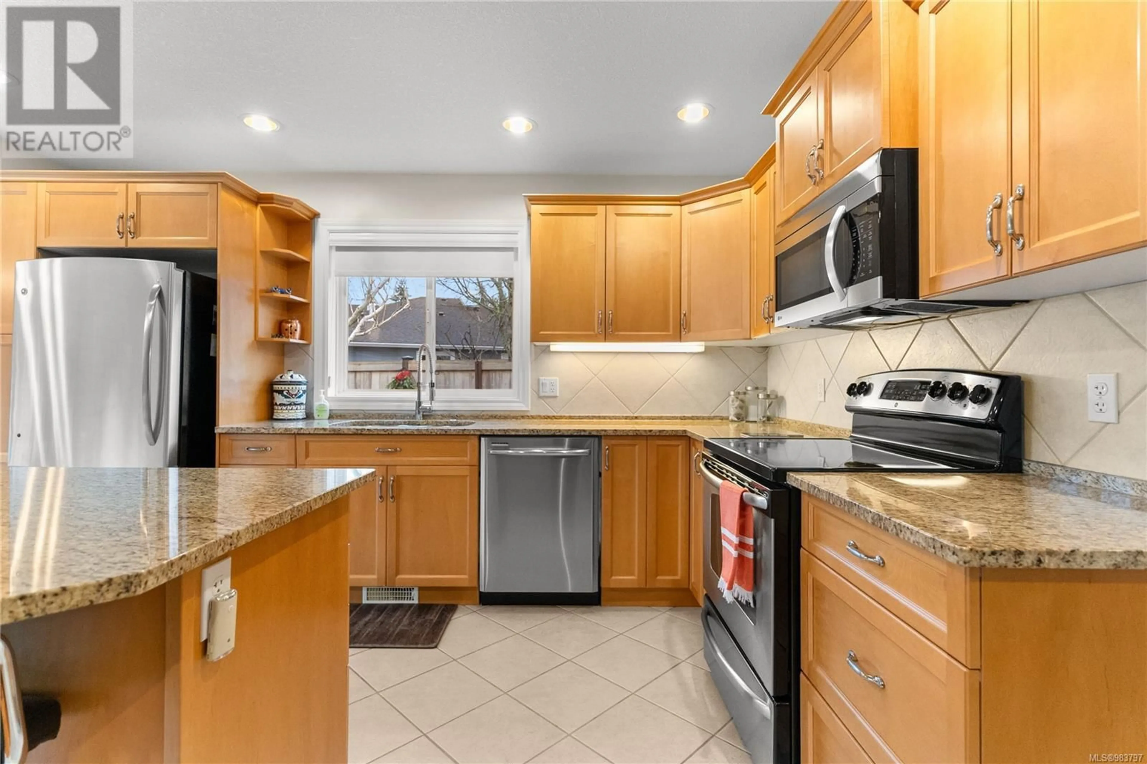 Standard kitchen, ceramic/tile floor for 821 Bristol Pl, Qualicum Beach British Columbia V9K2S7