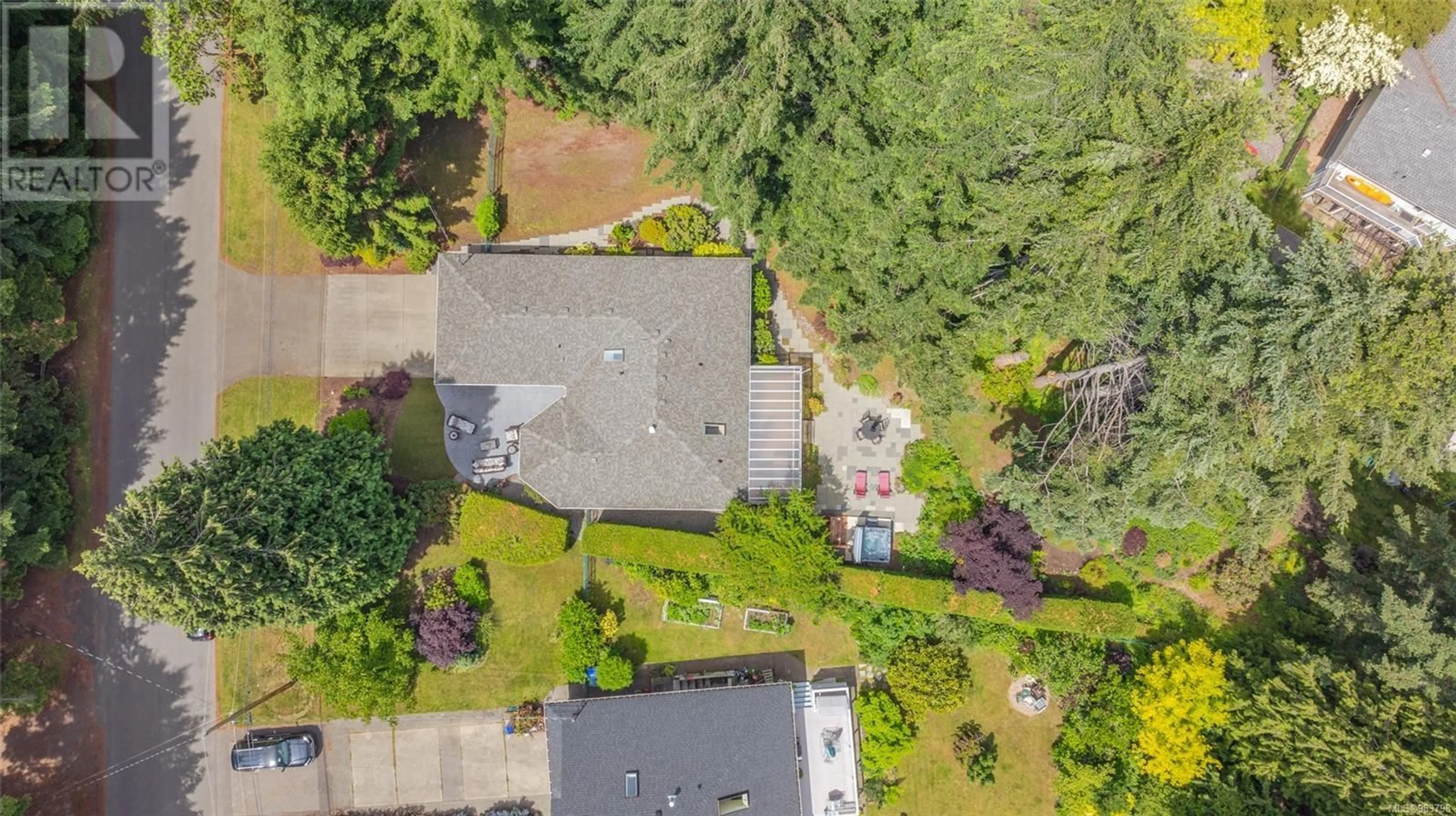 A pic from outside/outdoor area/front of a property/back of a property/a pic from drone, street for 960 Maple Lane Dr, Parksville British Columbia V9P1S8