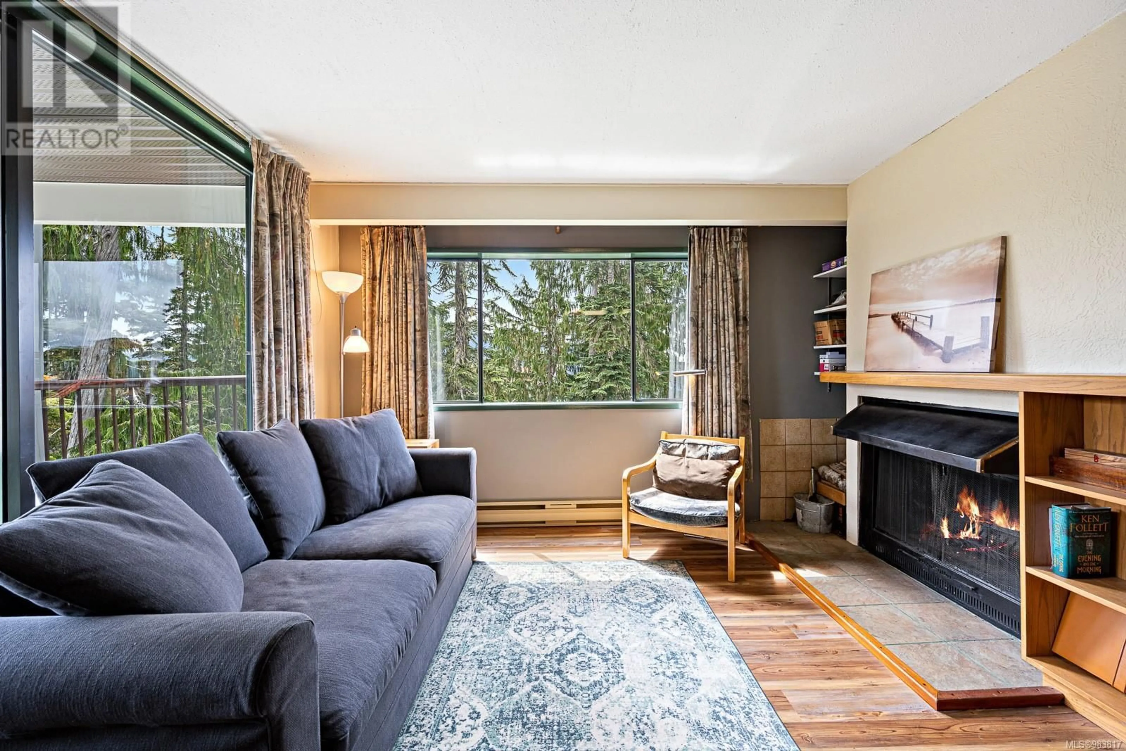 Living room with furniture, wood/laminate floor for 3 691 Castle Crag Cres, Courtenay British Columbia V9J1L0