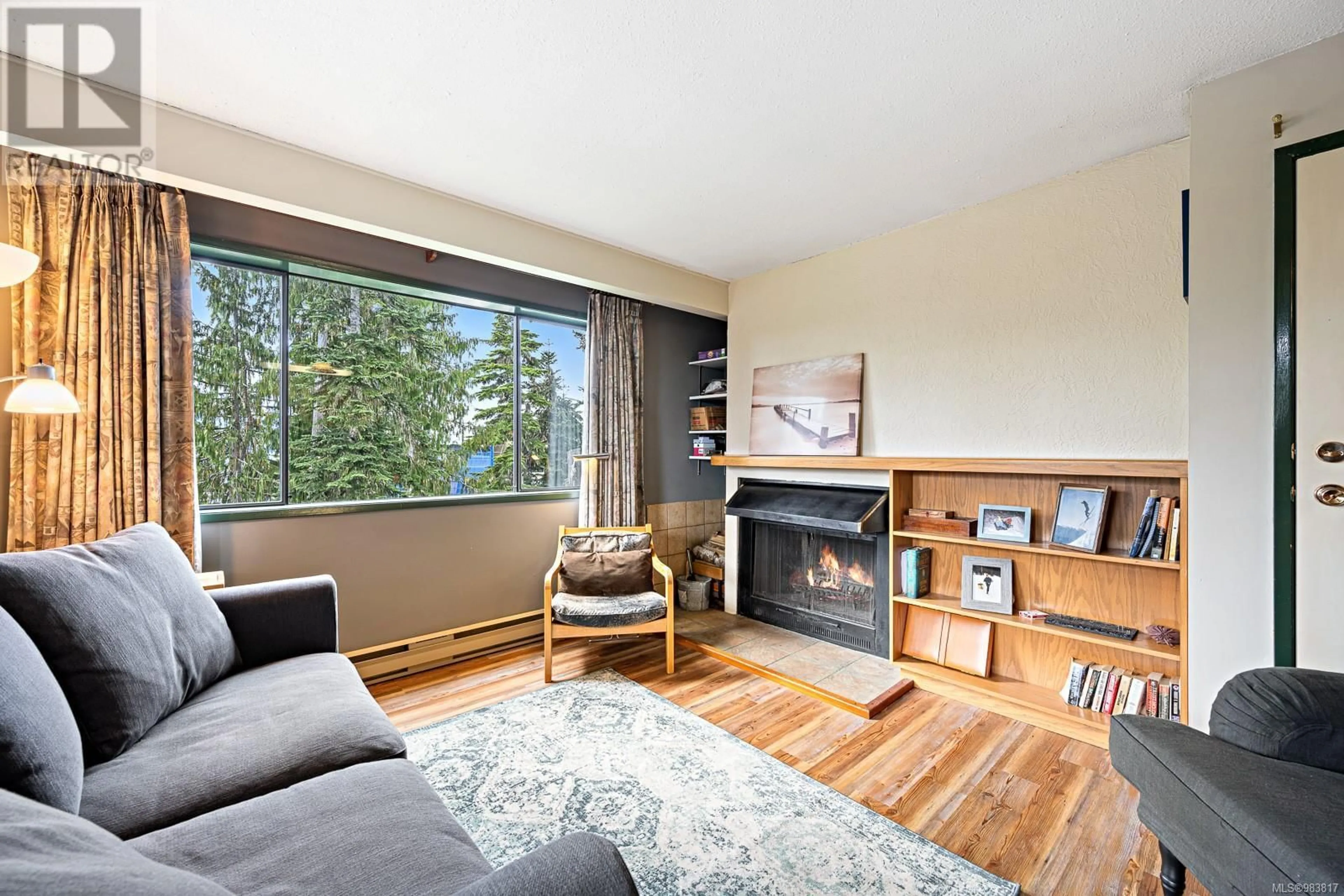 Living room with furniture, wood/laminate floor for 3 691 Castle Crag Cres, Courtenay British Columbia V9J1L0