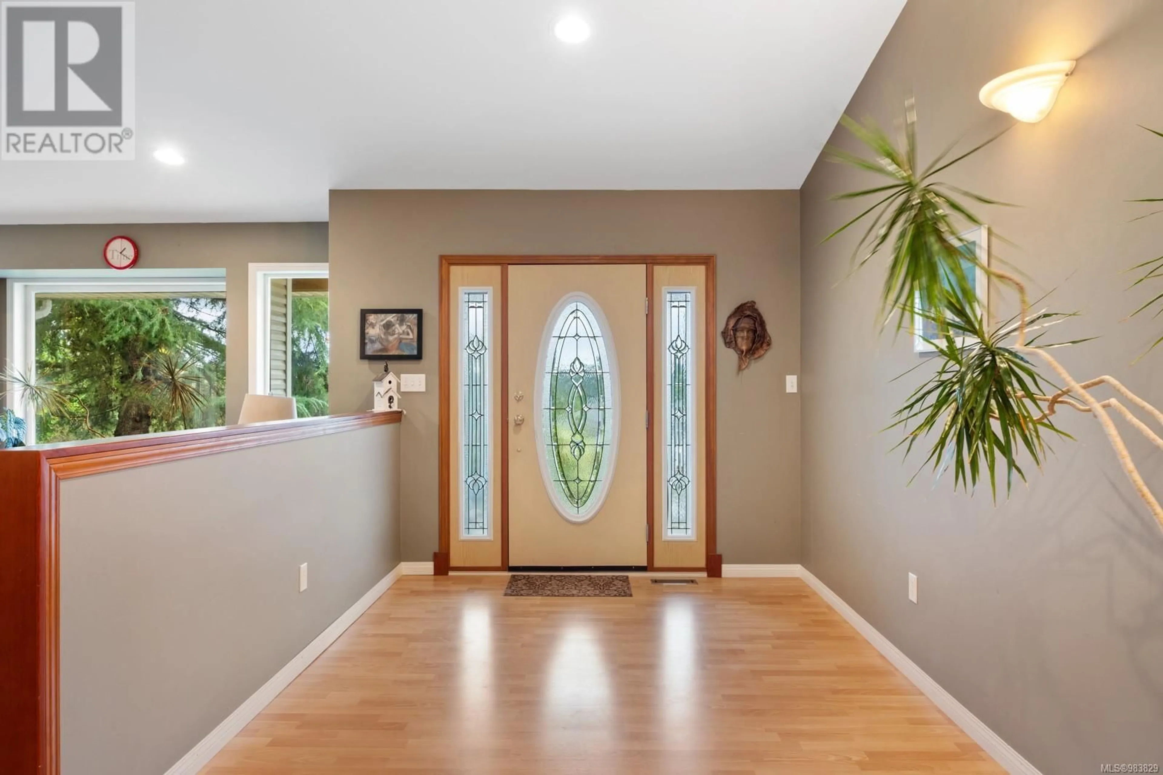 Indoor entryway for 1416 Sabre Crt, Comox British Columbia V9M2X2