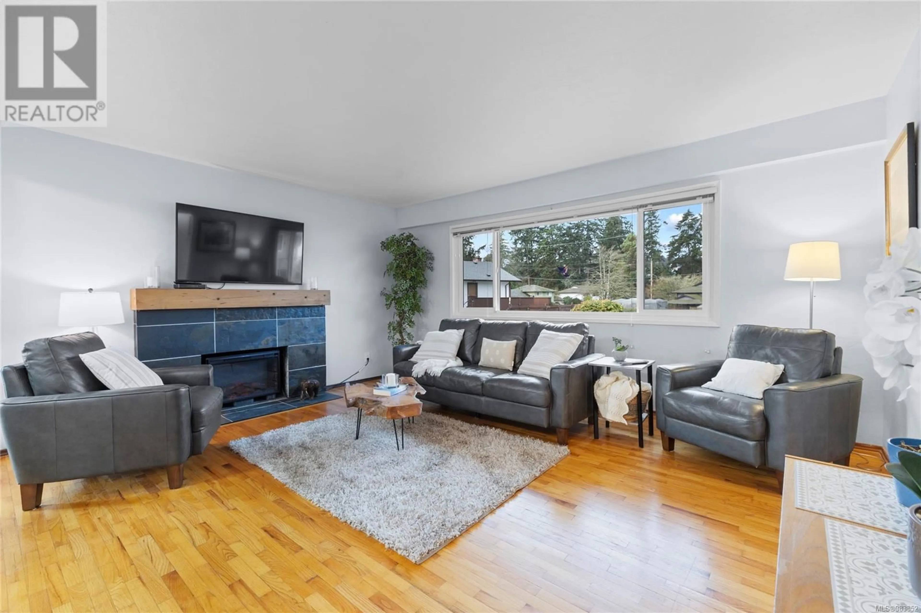 Living room with furniture, wood/laminate floor for 570 Cedarcrest Dr, Colwood British Columbia V9C1M3