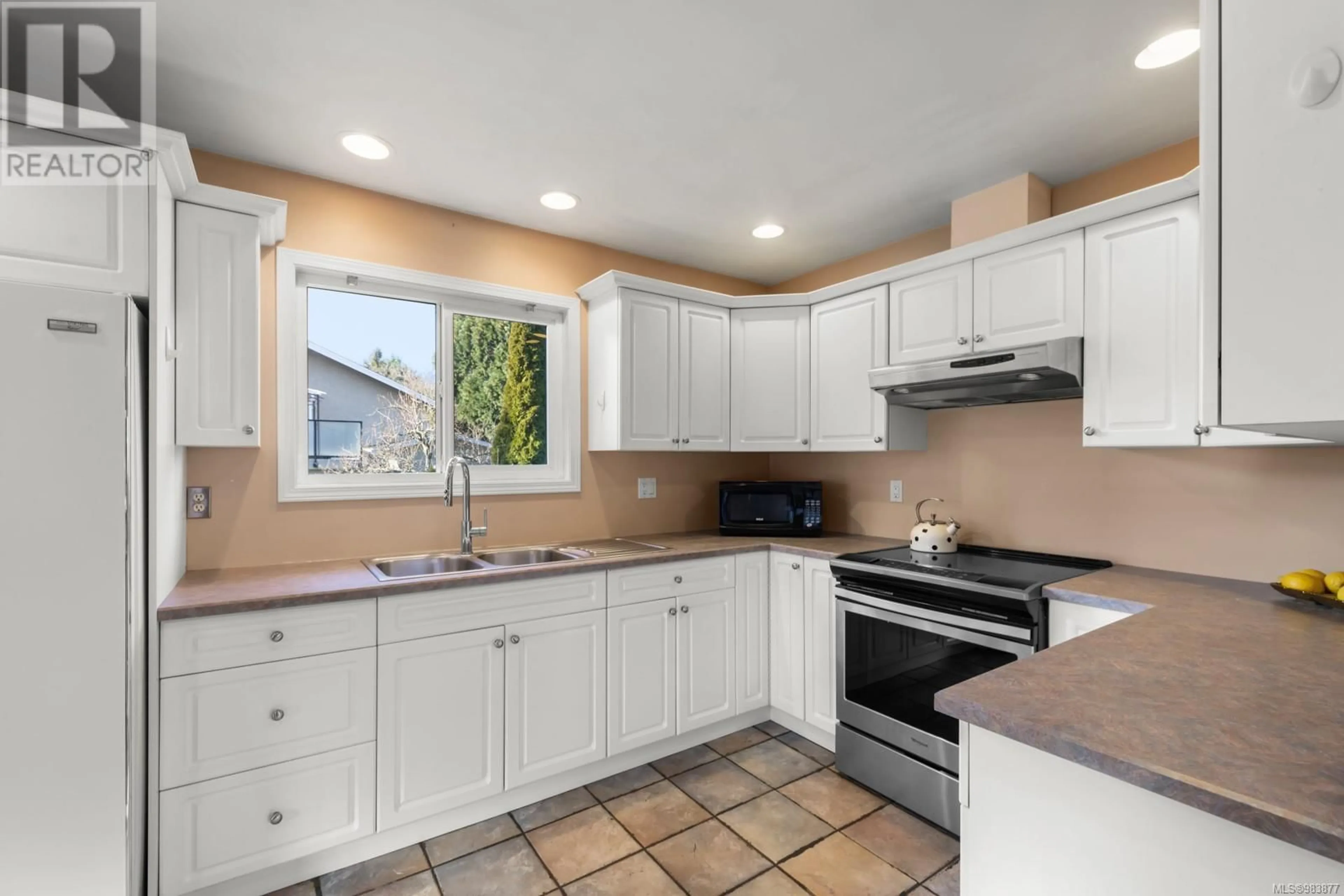 Standard kitchen, ceramic/tile floor for 4114 Shelbourne St, Saanich British Columbia V8N3E7