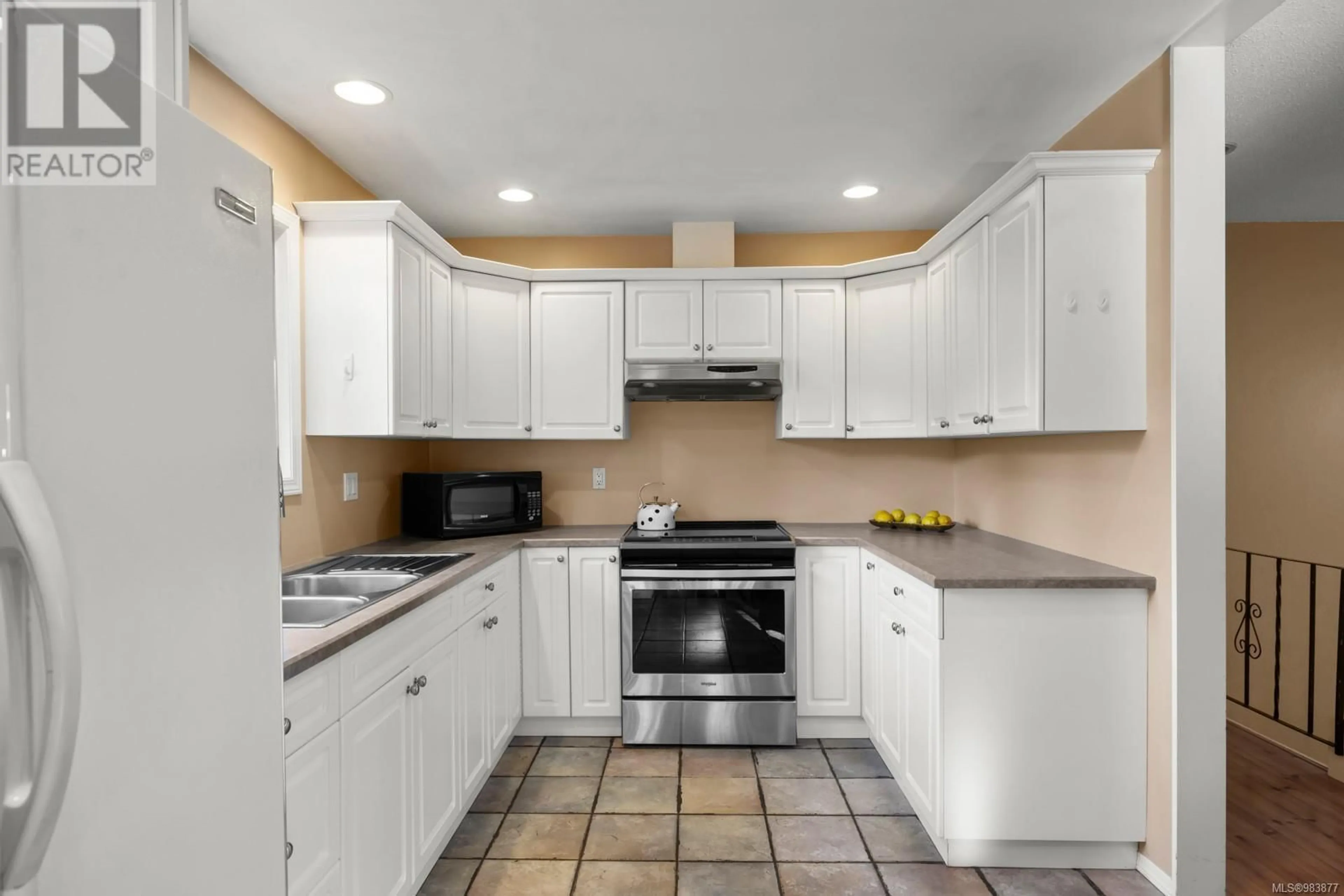 Standard kitchen, ceramic/tile floor for 4114 Shelbourne St, Saanich British Columbia V8N3E7