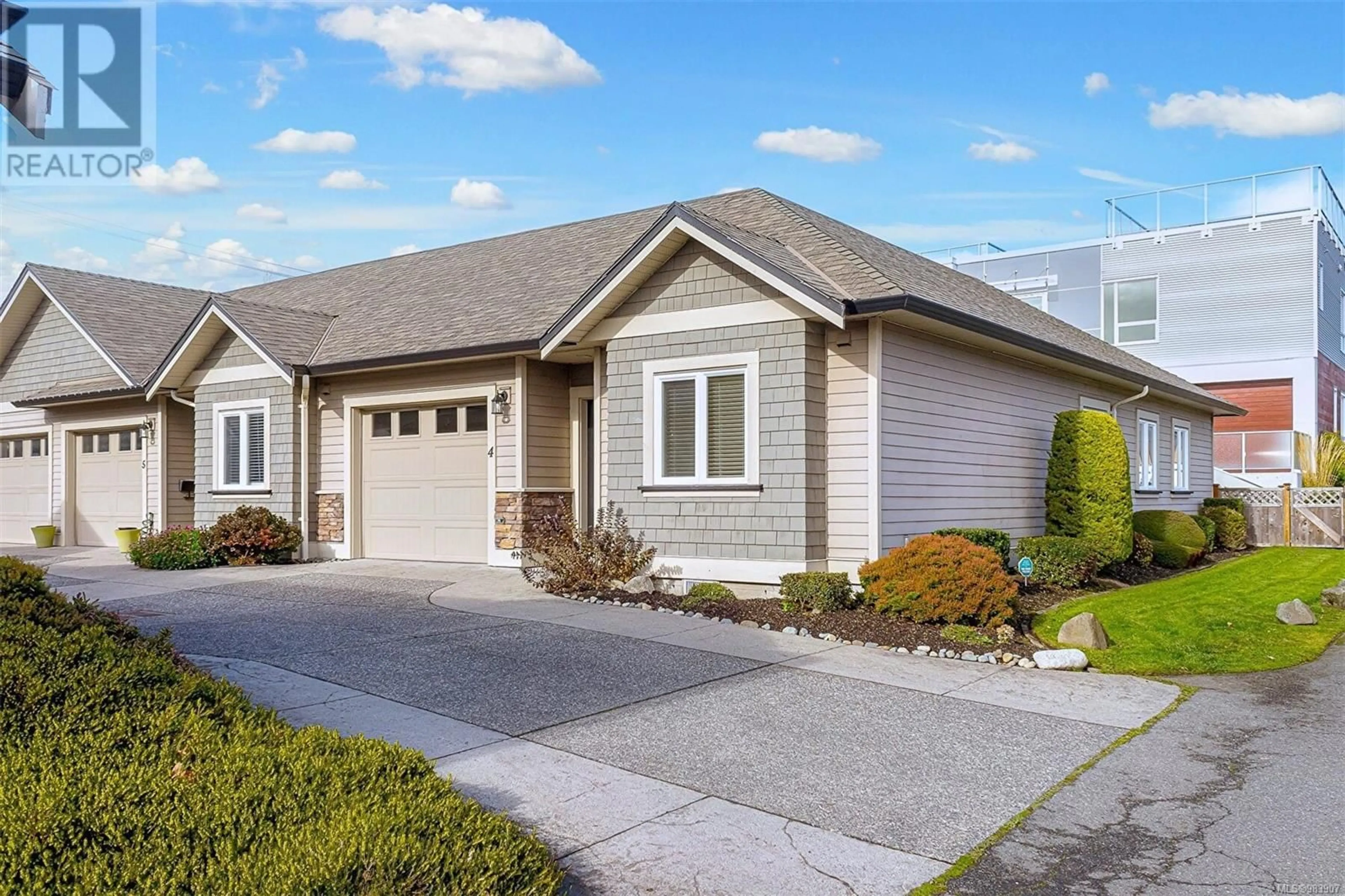 Home with vinyl exterior material, street for 4 9625 Fifth St, Sidney British Columbia V8L2W7