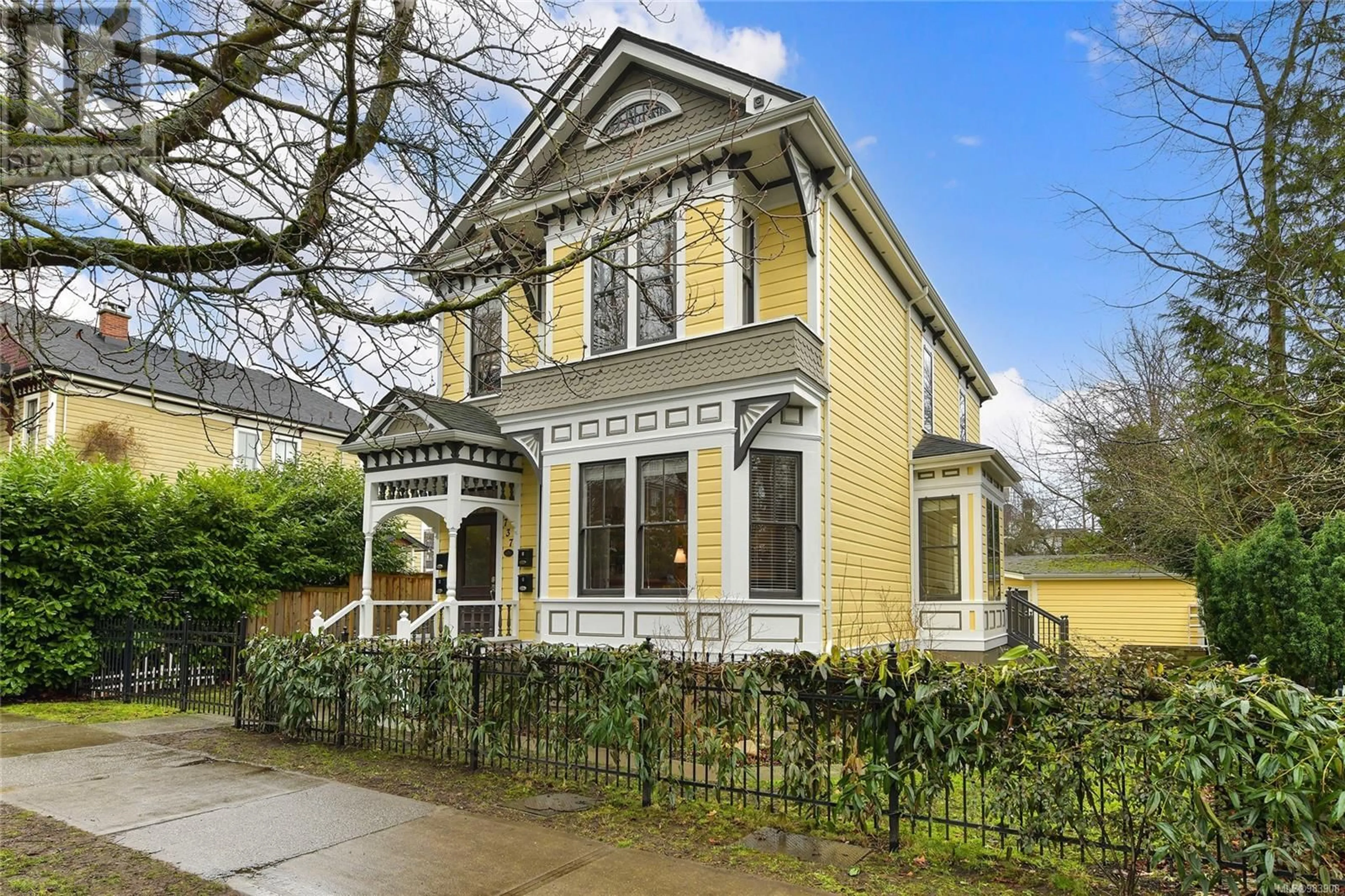 Home with vinyl exterior material, street for 737 VANCOUVER STREET, Victoria British Columbia V8V3V4