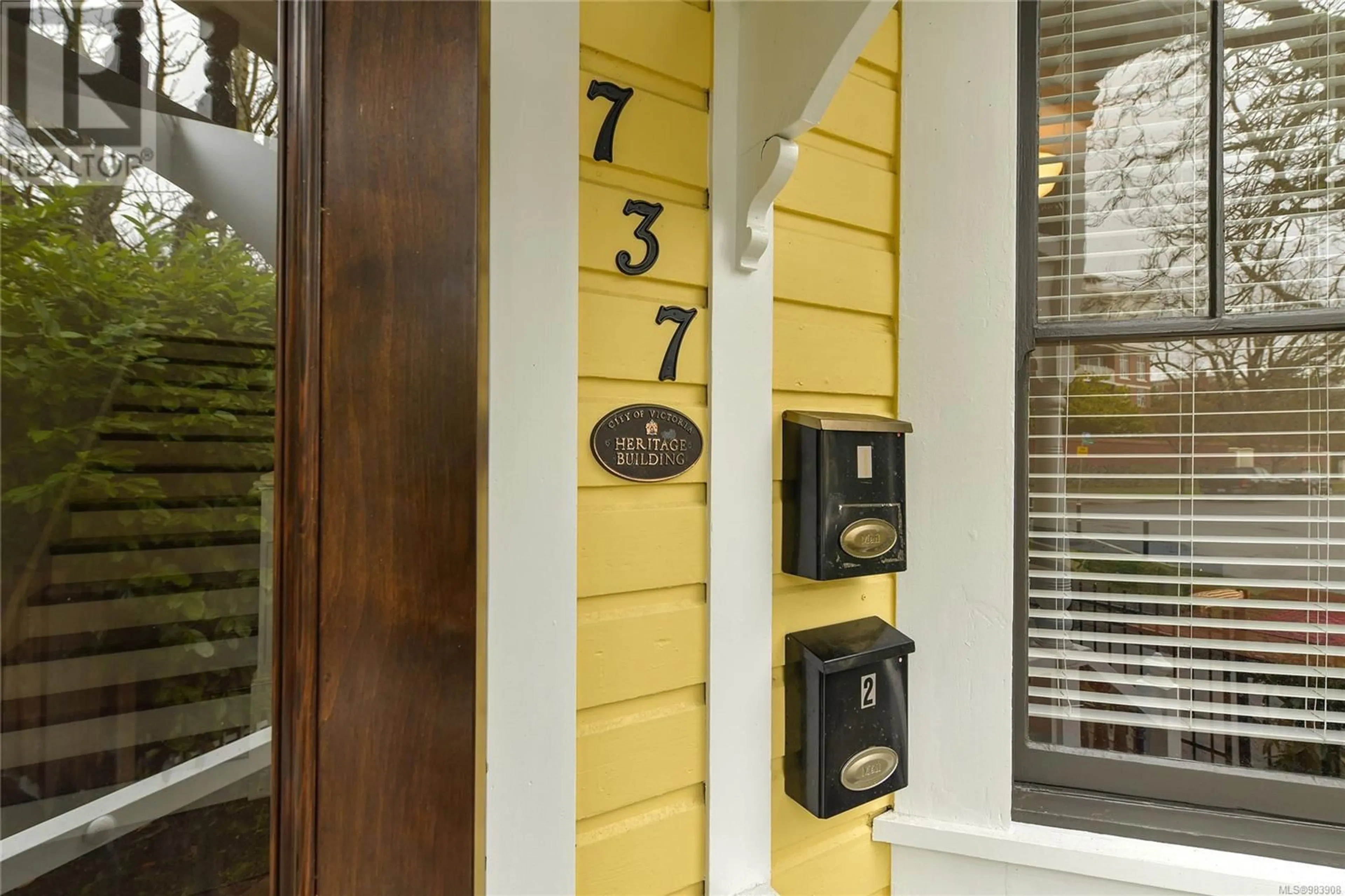 Indoor entryway for 737 Vancouver St, Victoria British Columbia V8V3V4