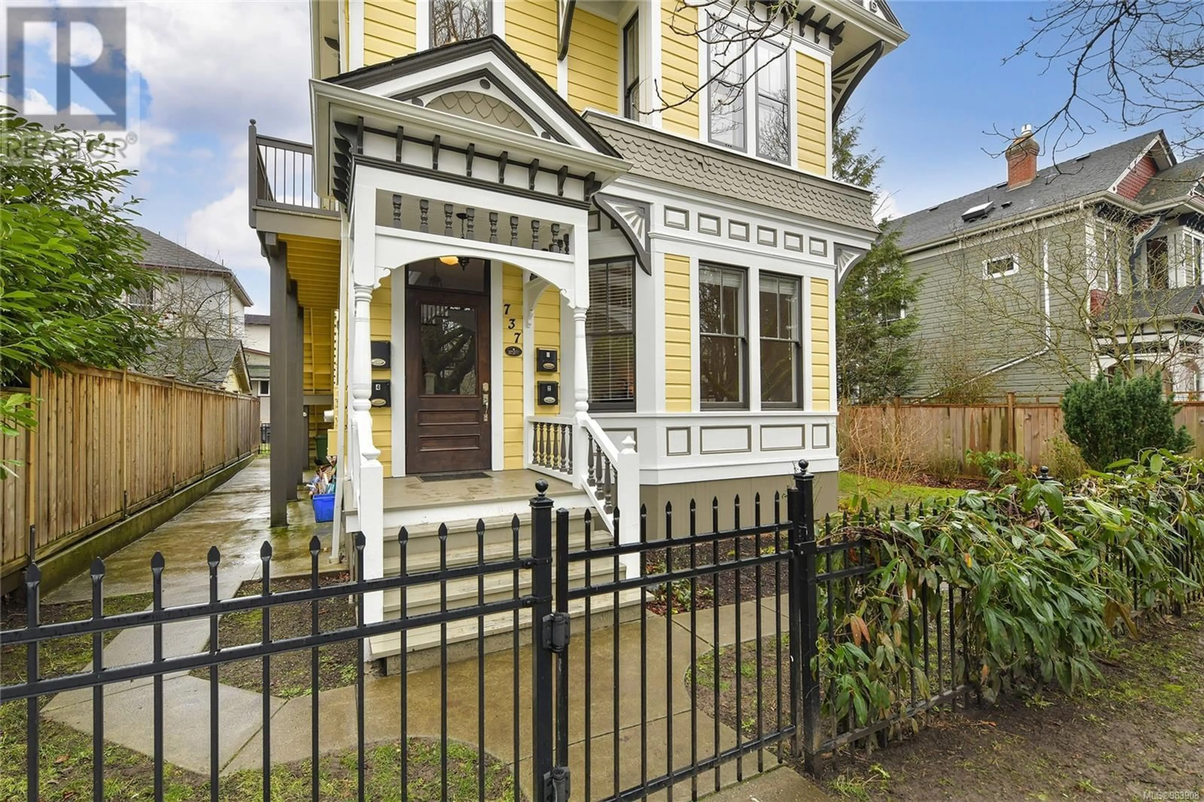 Home with vinyl exterior material, street for 737 Vancouver St, Victoria British Columbia V8V3V4