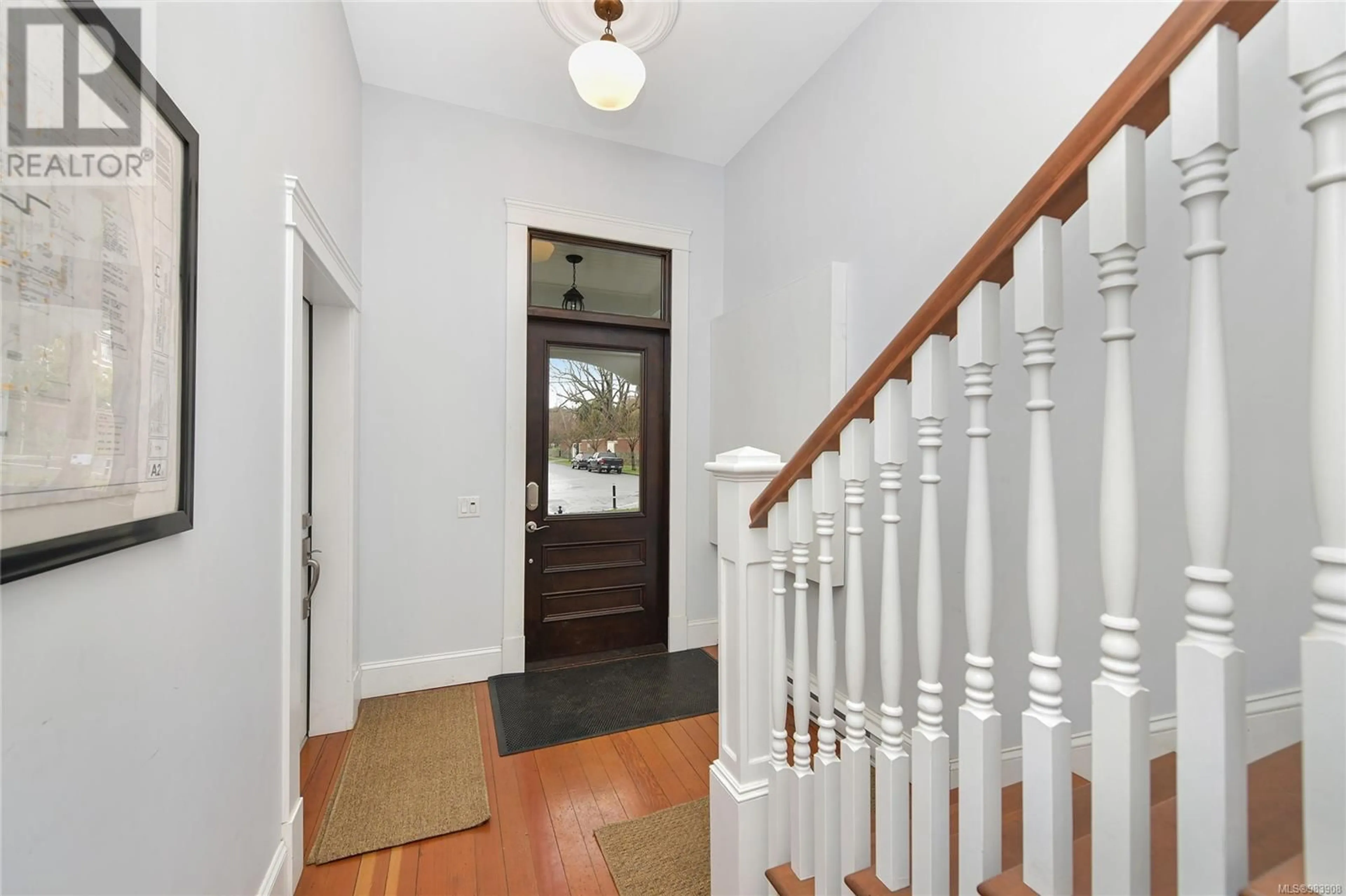 Indoor foyer for 737 Vancouver St, Victoria British Columbia V8V3V4