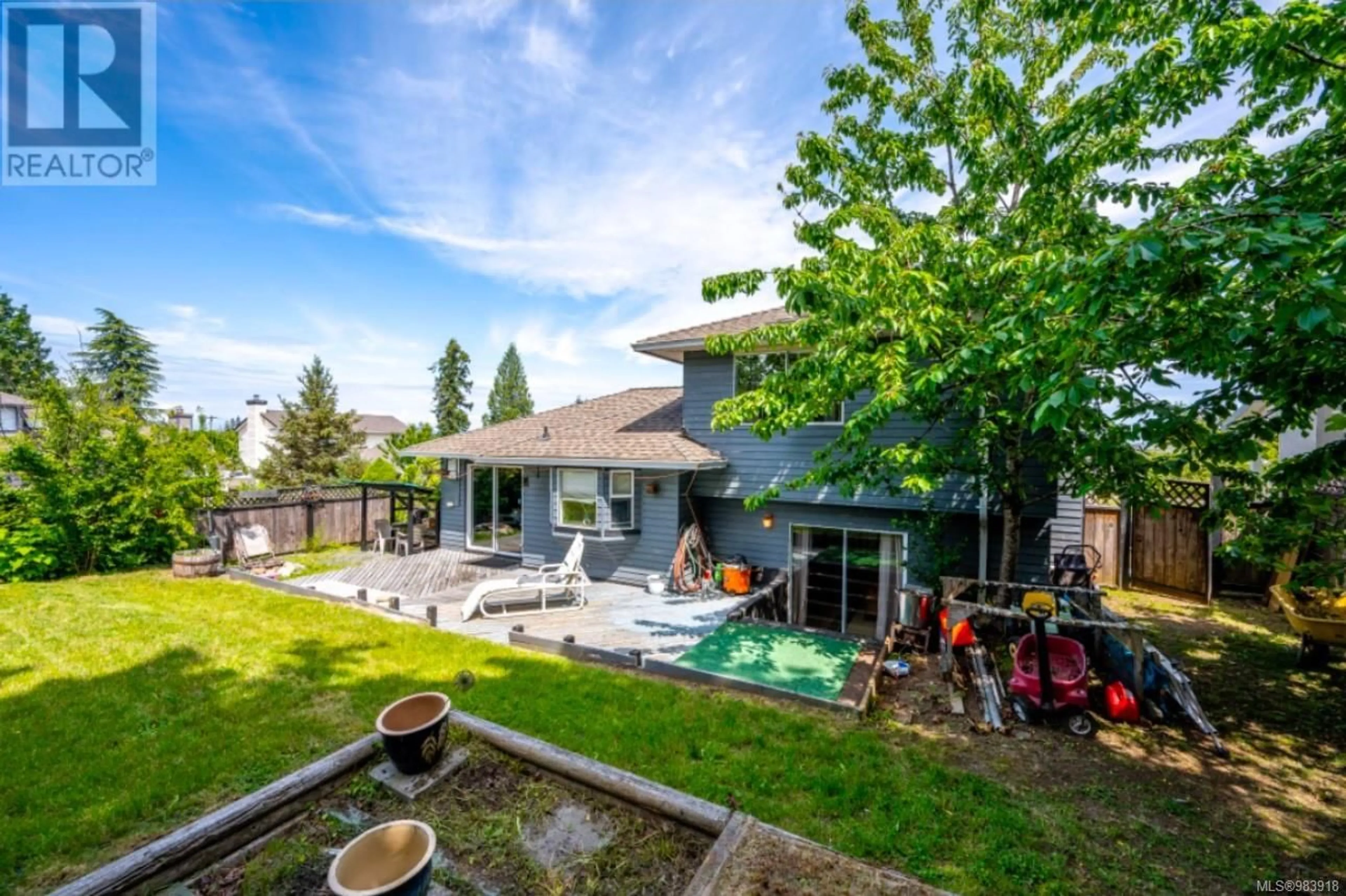 A pic from outside/outdoor area/front of a property/back of a property/a pic from drone, unknown for 2610 SEYMOUR PLACE, Campbell River British Columbia V9H1S3
