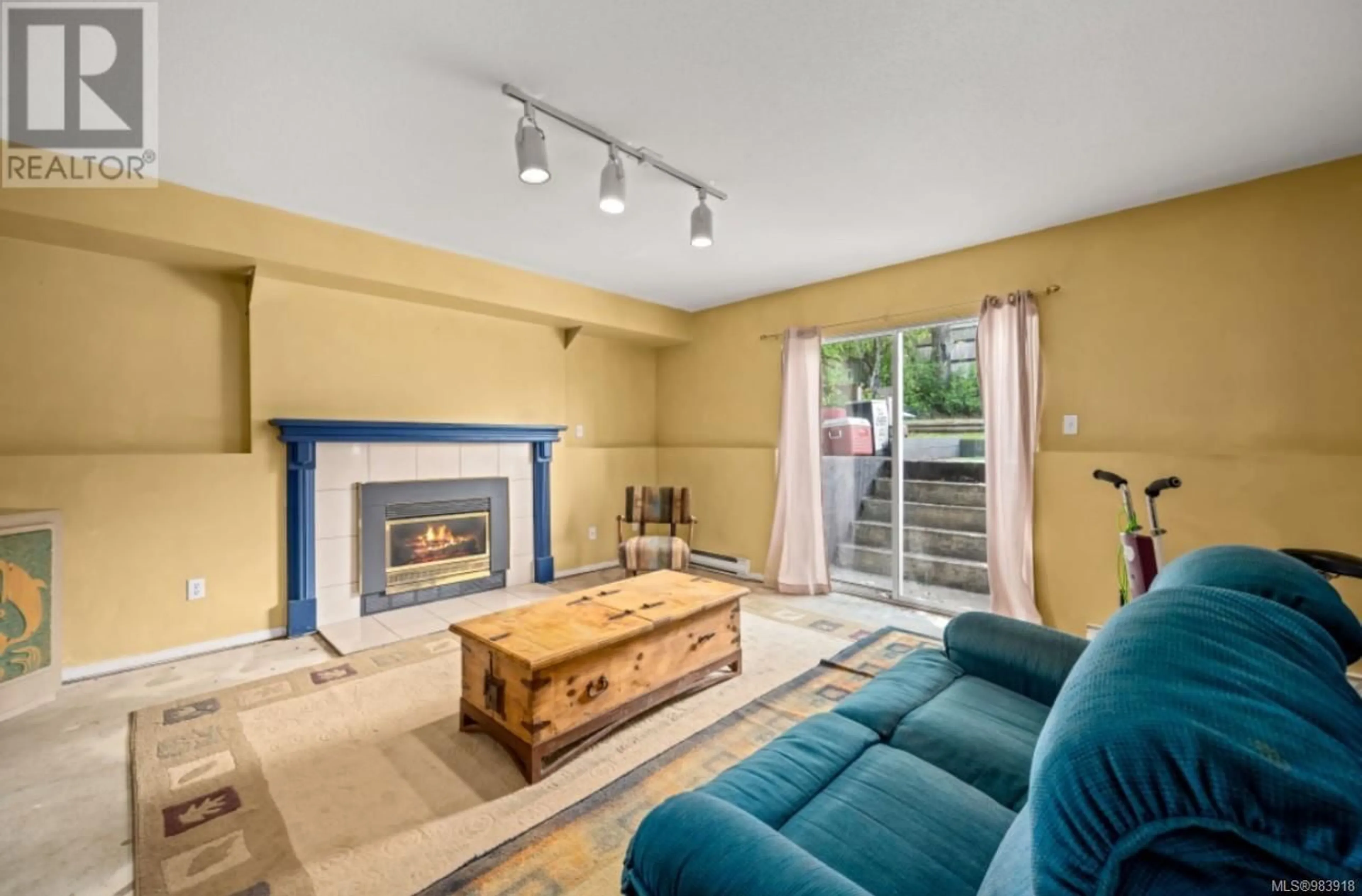 Living room with furniture, unknown for 2610 SEYMOUR PLACE, Campbell River British Columbia V9H1S3