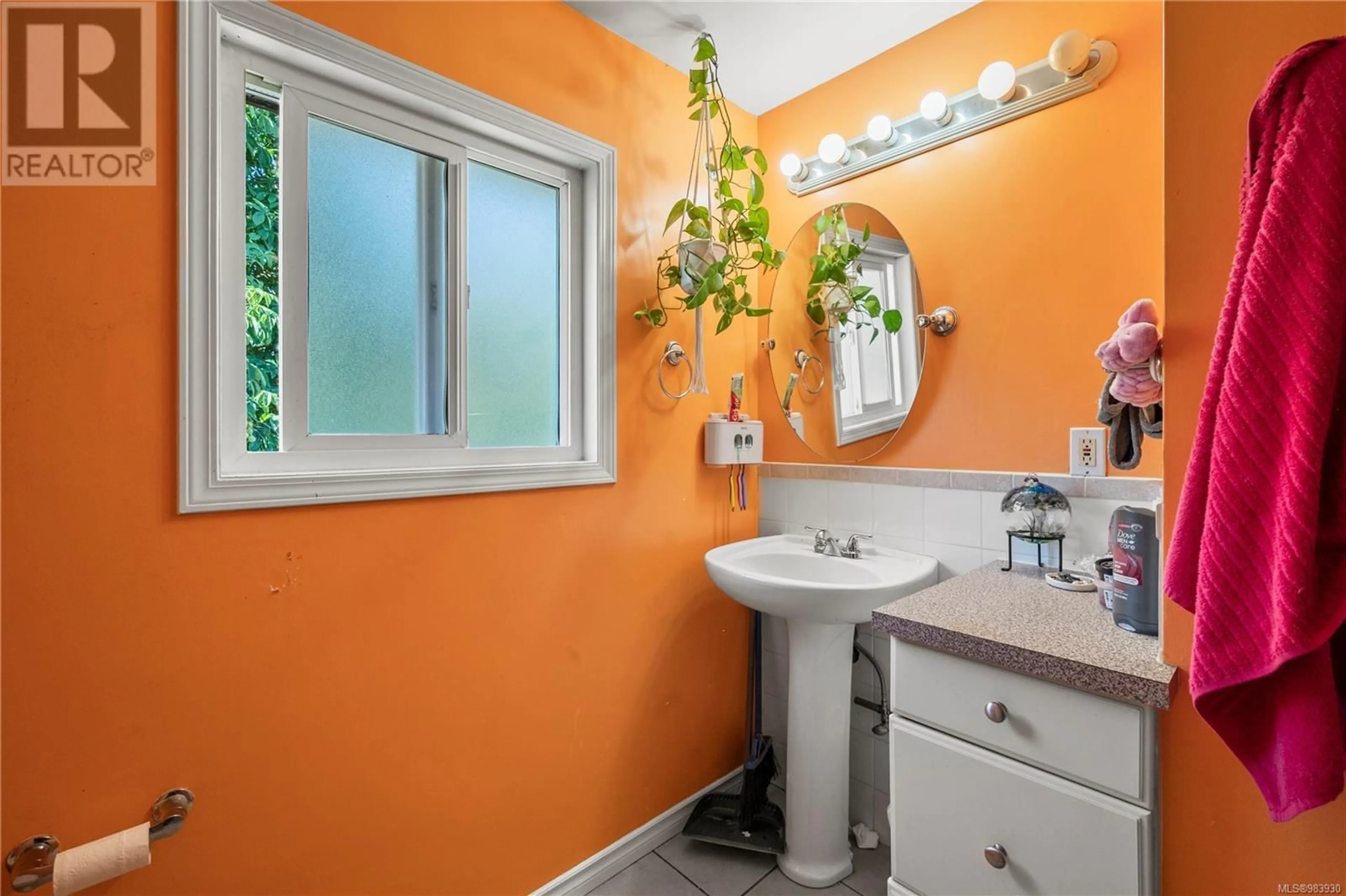 Standard bathroom, ceramic/tile floor for 4116 Glanford Ave, Saanich British Columbia V8Z4A6