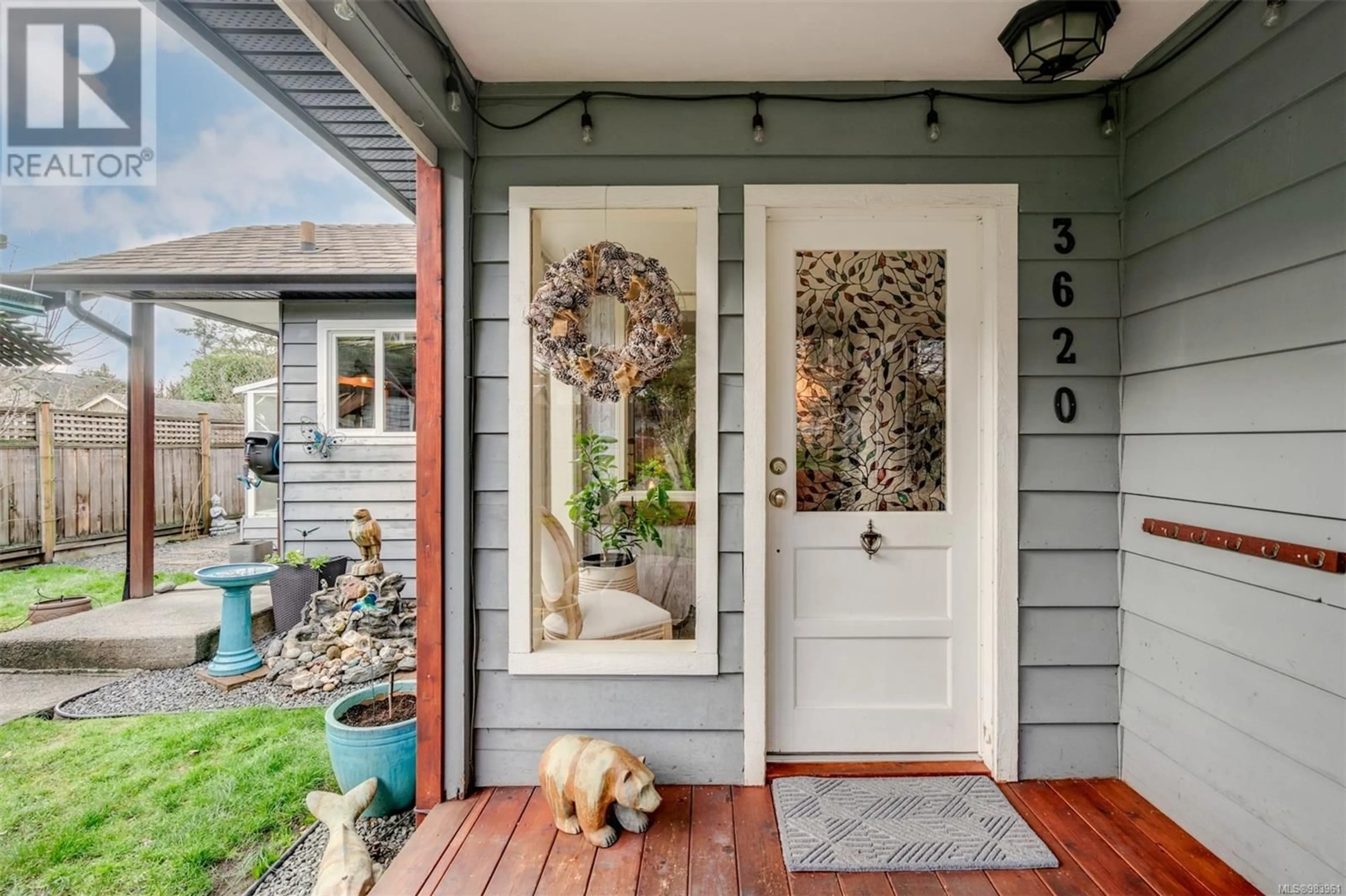 Indoor entryway for 3620 Elliston Ave, Saanich British Columbia V8X1R8