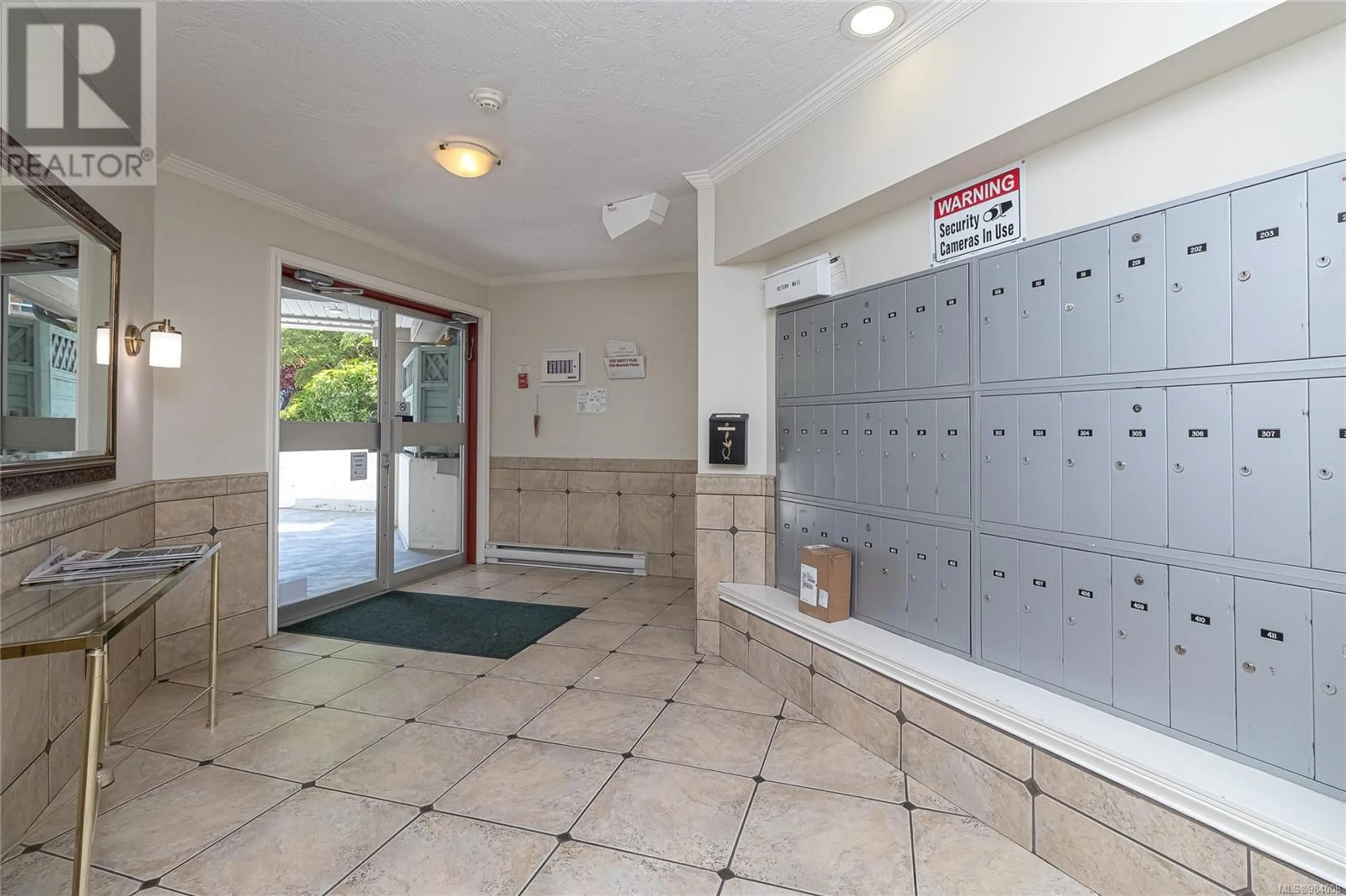 Indoor foyer for 204 490 Marsett Pl, Saanich British Columbia V8Z7J1