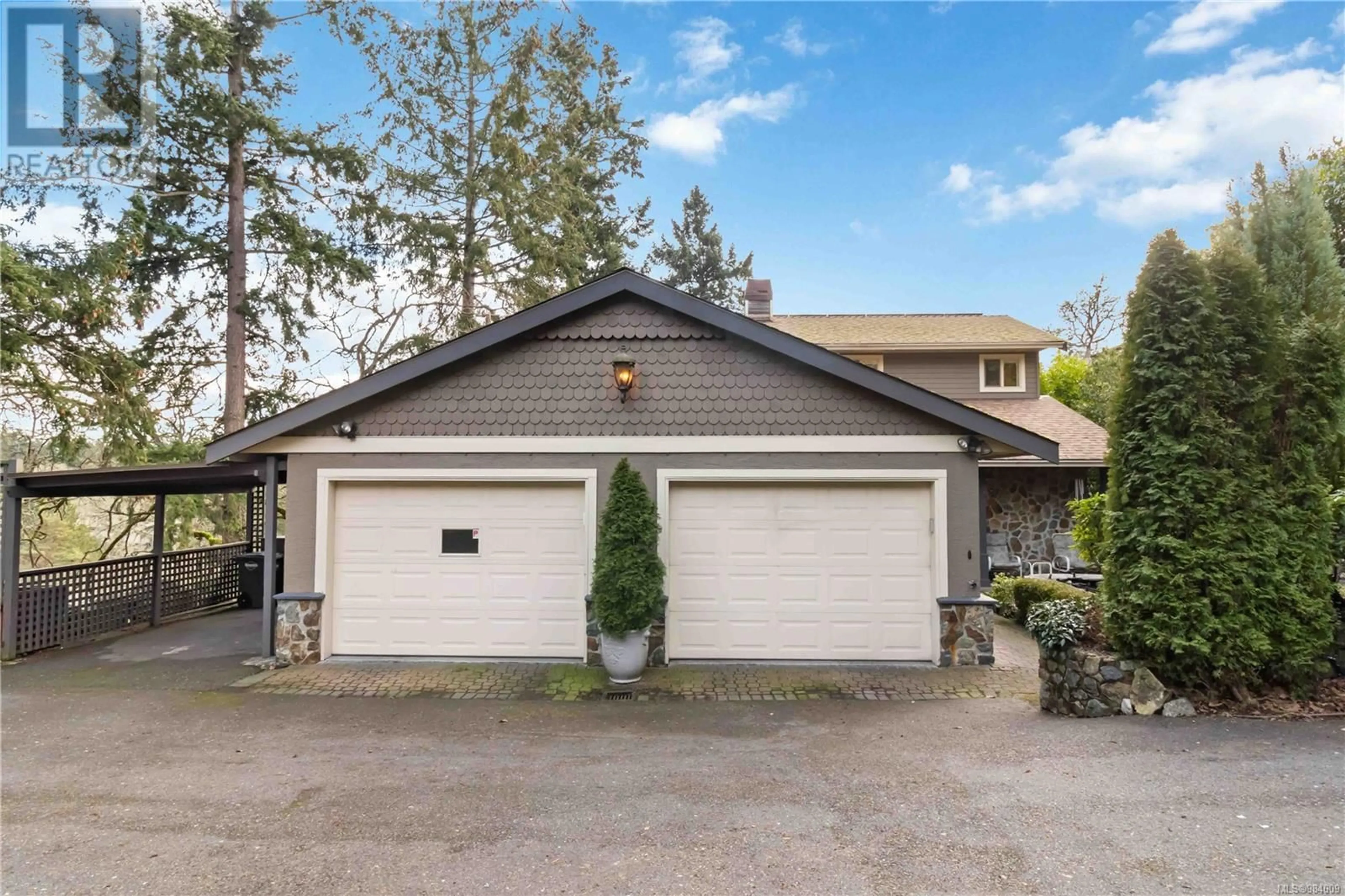 Indoor garage for 891 Royal Oak Dr, Saanich British Columbia V8X5H5